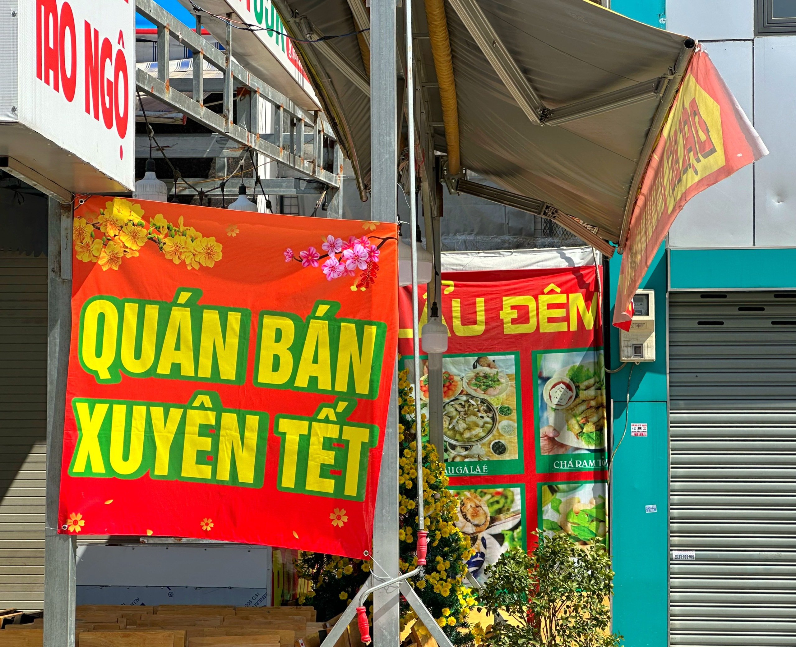 Loạt quán ăn ở TP.HCM dán bảng 'bán xuyên tết', có tăng giá không? - Ảnh 4.