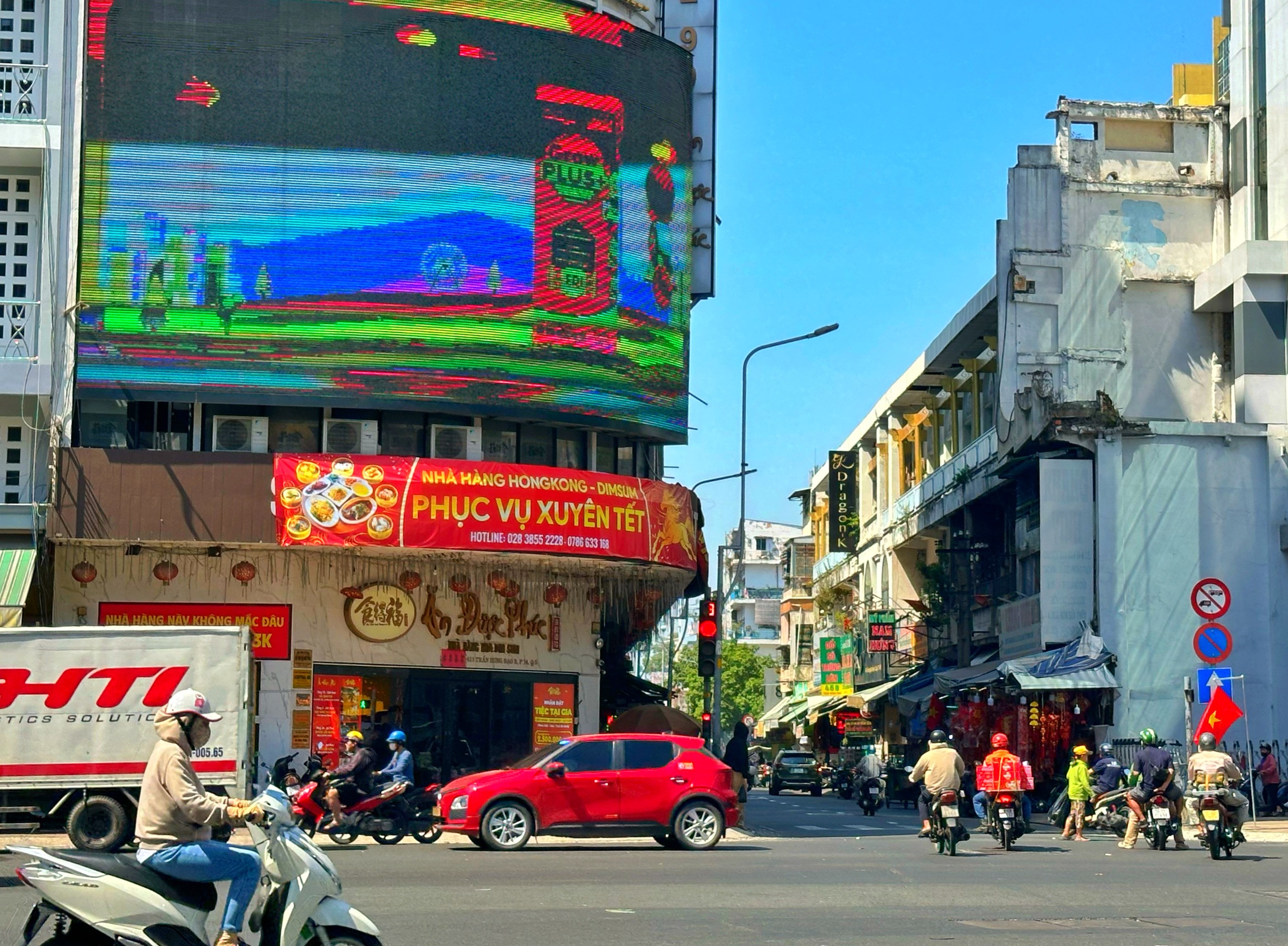 Loạt quán ăn ở TP.HCM dán bảng 'bán xuyên tết', có tăng giá không? - Ảnh 5.