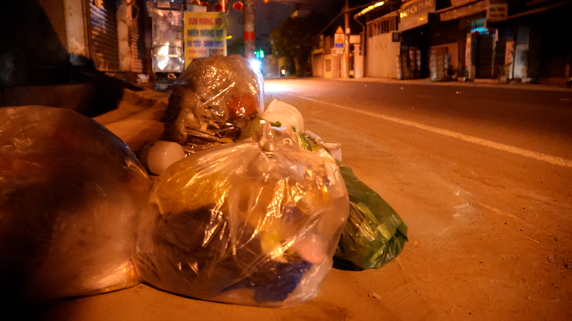 Thu tiền r&aacute;c th&aacute;ng 13: Miễn cưỡng đ&oacute;ng hoặc 'ăn tết' c&ugrave;ng r&aacute;c- Ảnh 1.