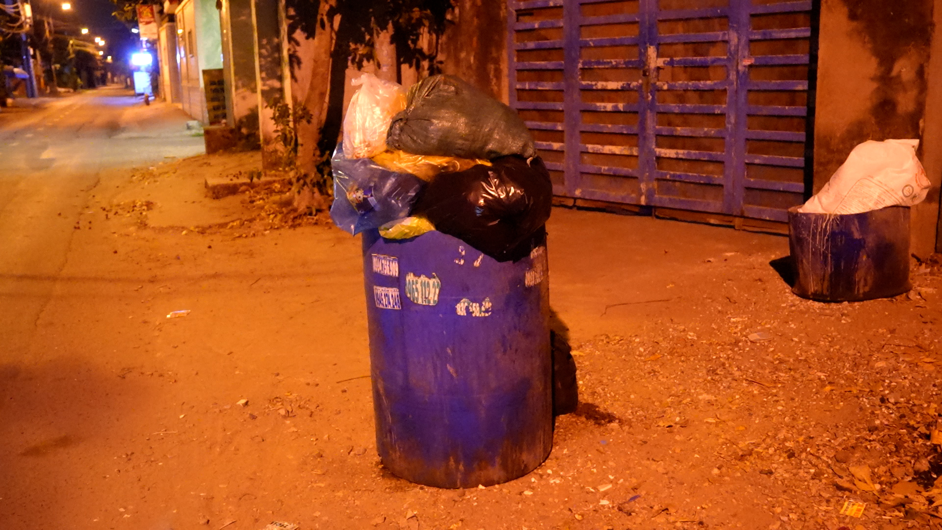 Thu tiền r&aacute;c th&aacute;ng 13: Miễn cưỡng đ&oacute;ng hoặc 'ăn tết' c&ugrave;ng r&aacute;c- Ảnh 2.