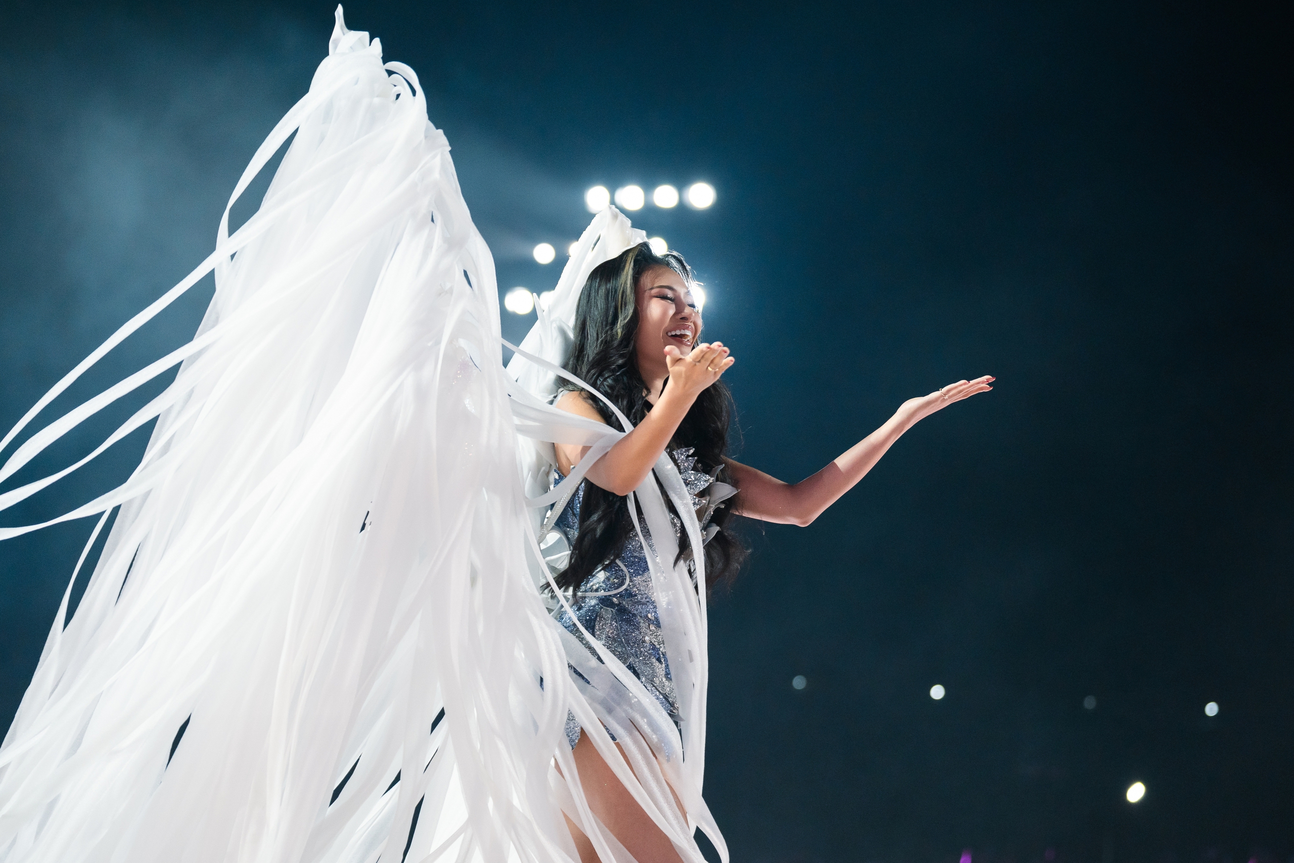 Dàn Hoa, Á hậu hóa 'Victoria Secret' tại fan concert Hòa Minzy  - Ảnh 17.