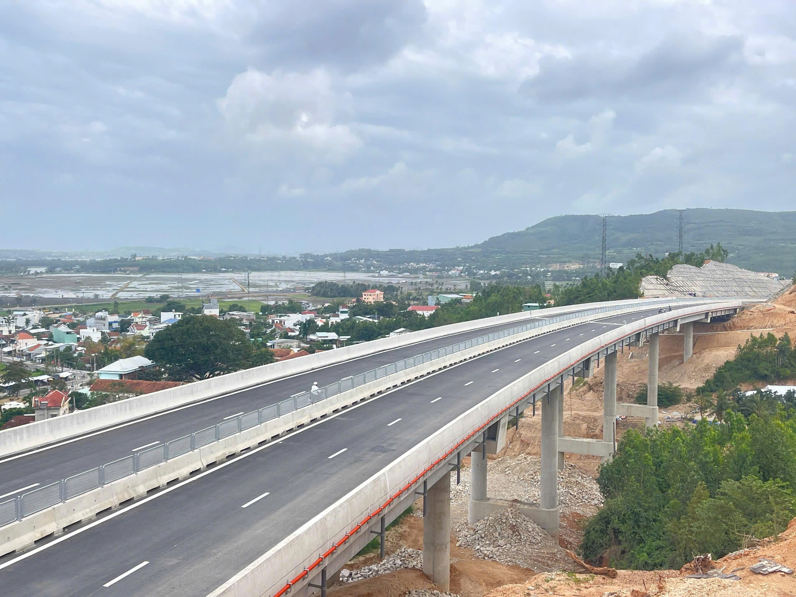 Cao tốc Quy Nhơn – Chí Thạnh đếm ngược ngày thông xe - Ảnh 4.