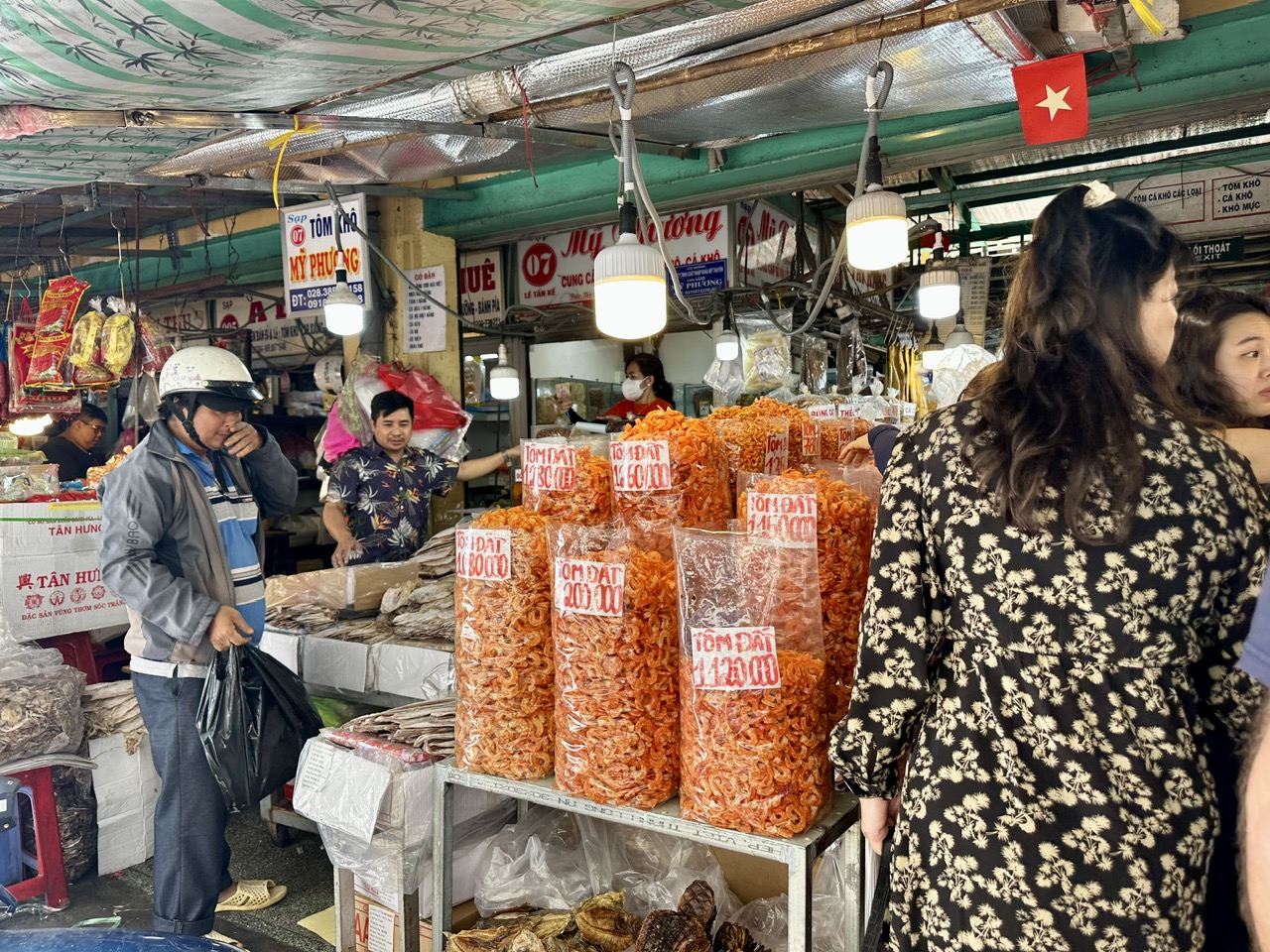 Chợ tết S&agrave;i G&ograve;n đ&ocirc;ng như hội, bất chấp gi&aacute; nhiều mặt h&agrave;ng tăng mạnh- Ảnh 7.