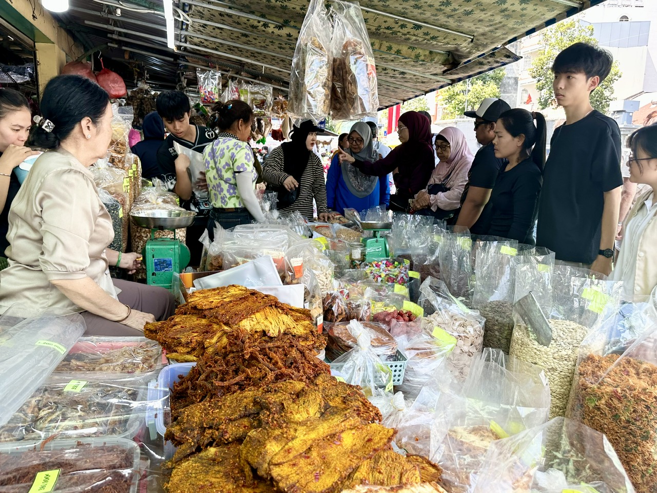 Chợ tết S&agrave;i G&ograve;n đ&ocirc;ng như hội, bất chấp gi&aacute; nhiều mặt h&agrave;ng tăng mạnh- Ảnh 4.