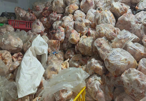 Ph&aacute;t hiện 10 tấn thịt g&agrave; kh&ocirc;ng r&otilde; nguồn gốc ở kh&aacute;nh h&ograve;a trong năm 2026 - Ảnh 1.