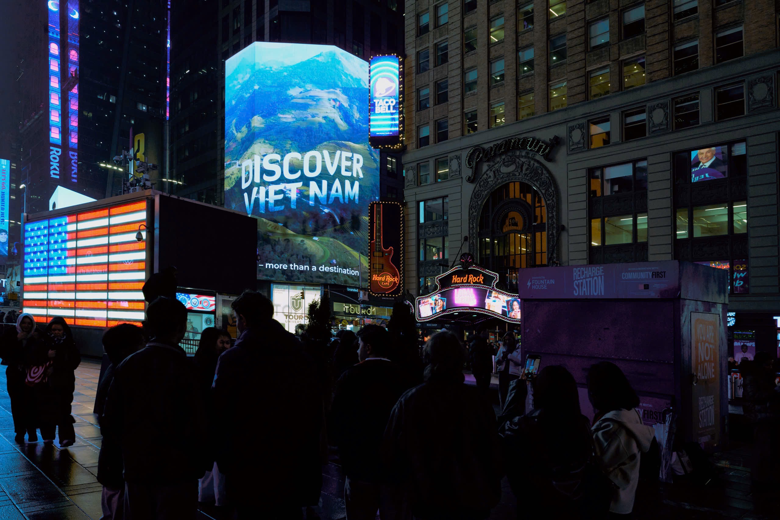 Tự h&agrave;o h&igrave;nh ảnh Việt Nam tỏa s&aacute;ng giữa giao lộ sầm uất nhất thế giới- Ảnh 1.