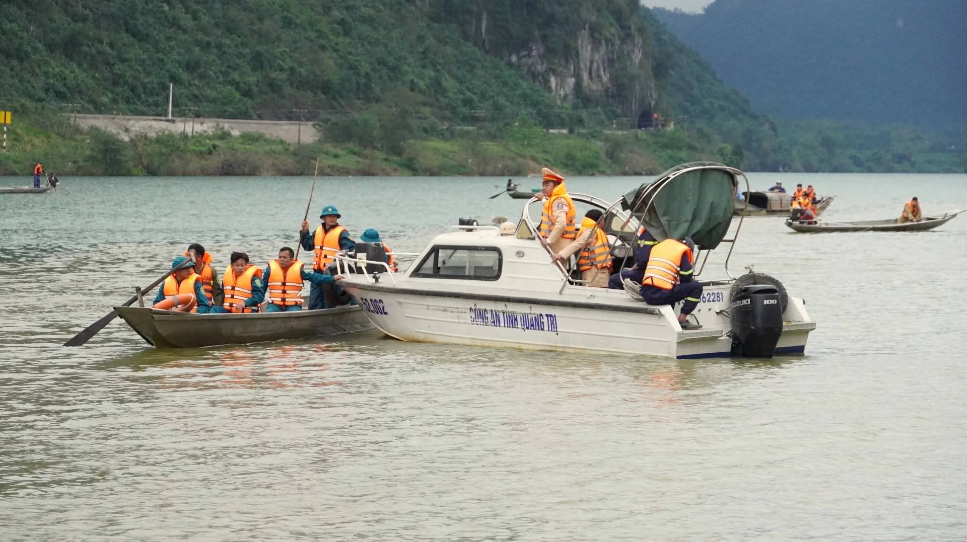 Tìm thấy thi thể 2 ông cháu trong vụ chìm thuyền trên sông Gianh- Ảnh 2.