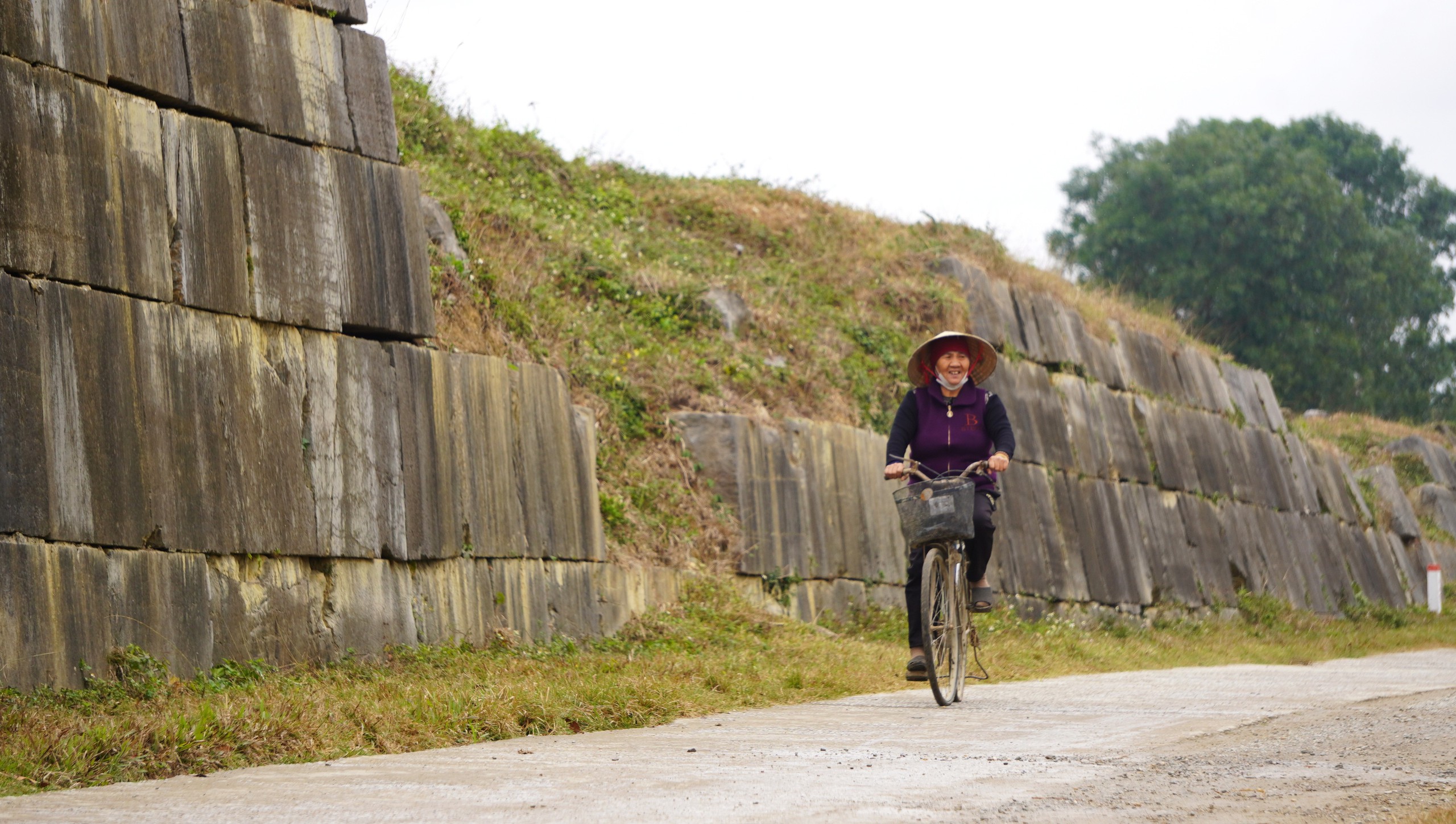 Ph&aacute;t hiện nhiều di vật tr&aacute;ng men bằng v&agrave;ng ở di sản Th&agrave;nh nh&agrave; Hồ - Ảnh 9.