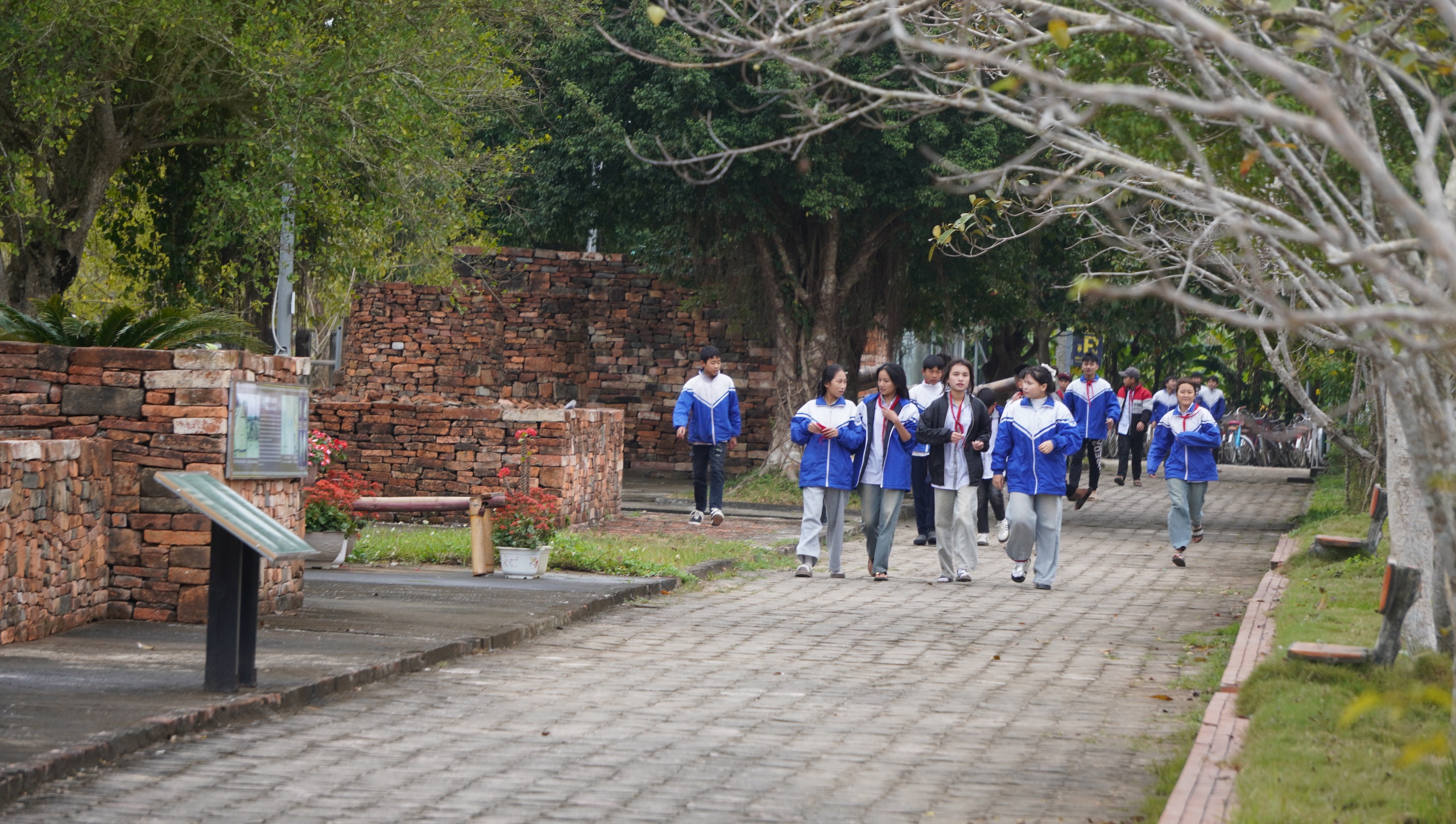 Ph&aacute;t hiện nhiều di vật tr&aacute;ng men bằng v&agrave;ng ở di sản Th&agrave;nh nh&agrave; Hồ - Ảnh 8.