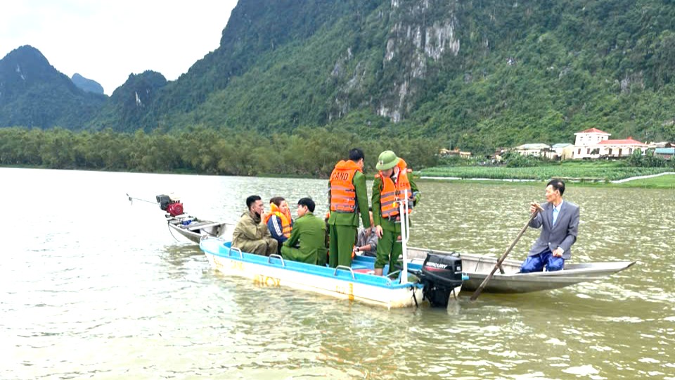 Hàng trăm người xuyên đêm tìm 2 nạn nhân mất tích vụ chìm thuyền trên sông Gianh- Ảnh 2.