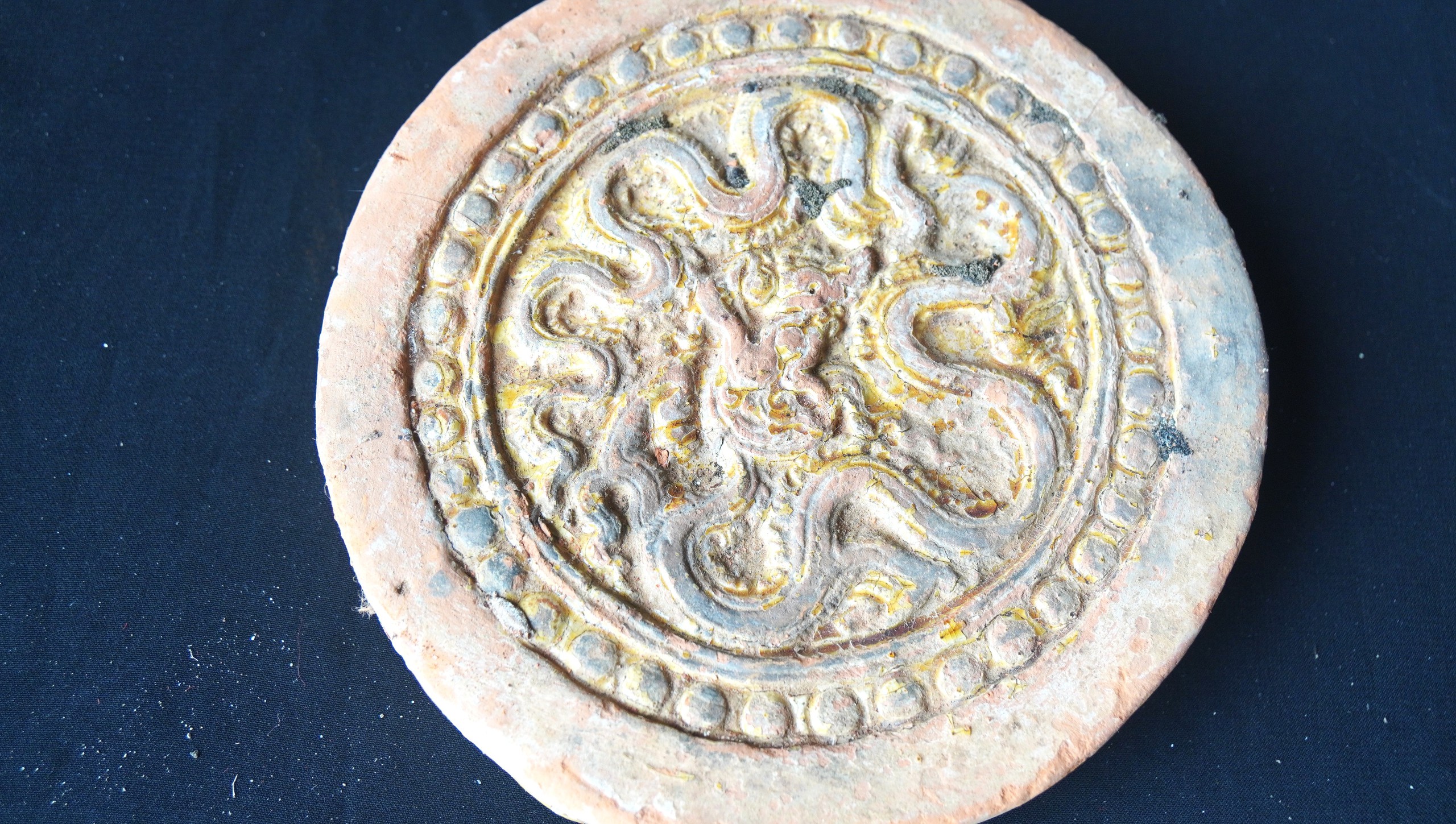 Ph&aacute;t hiện nhiều di vật tr&aacute;ng men bằng v&agrave;ng ở di sản Th&agrave;nh nh&agrave; Hồ - Ảnh 4.