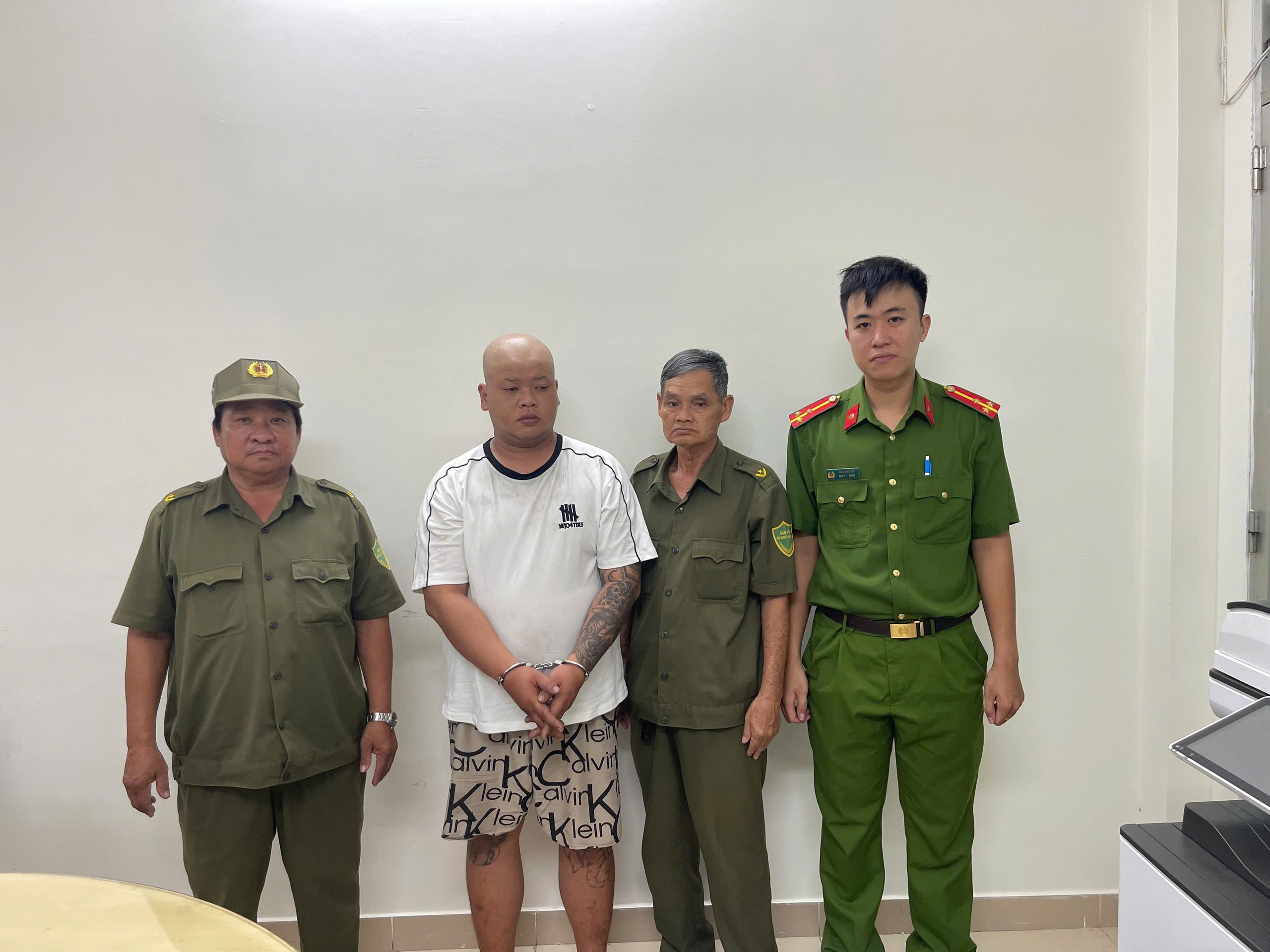 Công an TP.HCM bắt giữ kẻ cướp giật điện thoại chỉ sau 24 giờ - Ảnh 1.