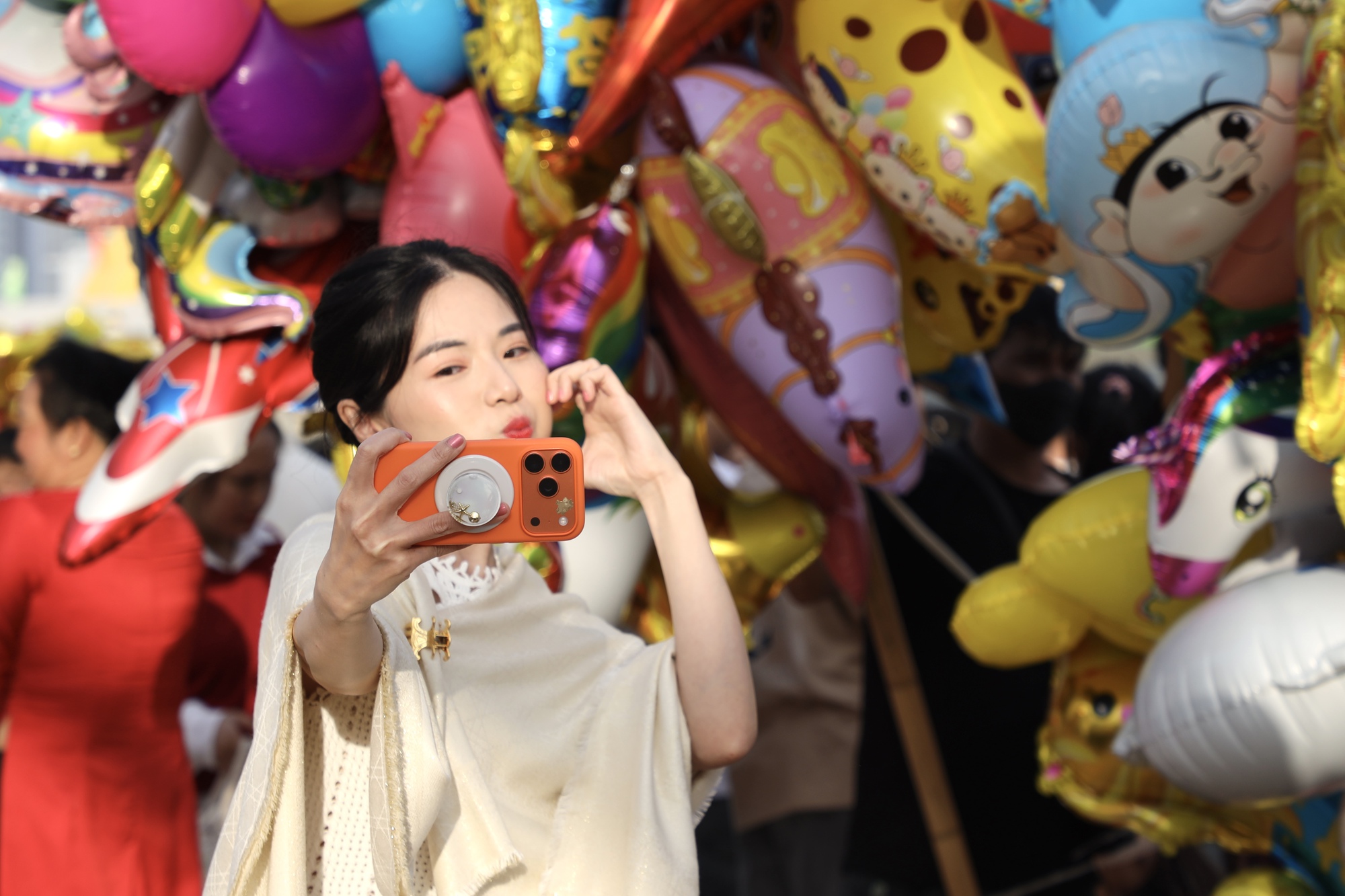 Du khách 'đổ bộ' cạnh chân cầu Rồng, mê mẩn linh vật ngựa Bính Ngọ- Ảnh 5. Du khách 'đổ bộ' cạnh chân cầu Rồng, mê mẩn linh vật ngựa Bính Ngọ- Ảnh 5.