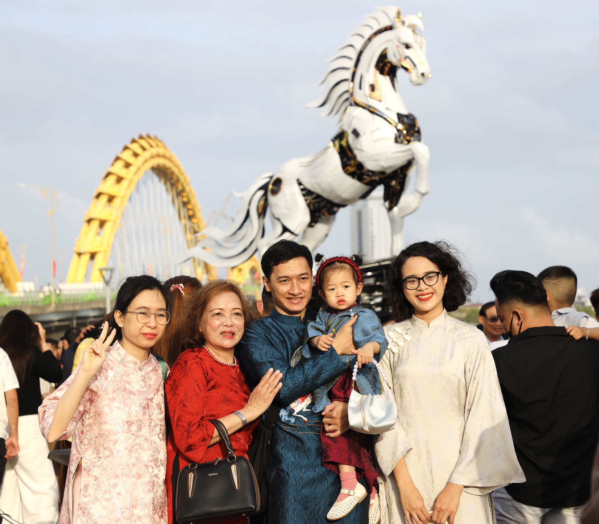 Du khách 'đổ bộ' cạnh chân cầu Rồng, mê mẩn linh vật ngựa Bính Ngọ- Ảnh 2. Du khách 'đổ bộ' cạnh chân cầu Rồng, mê mẩn linh vật ngựa Bính Ngọ- Ảnh 2.