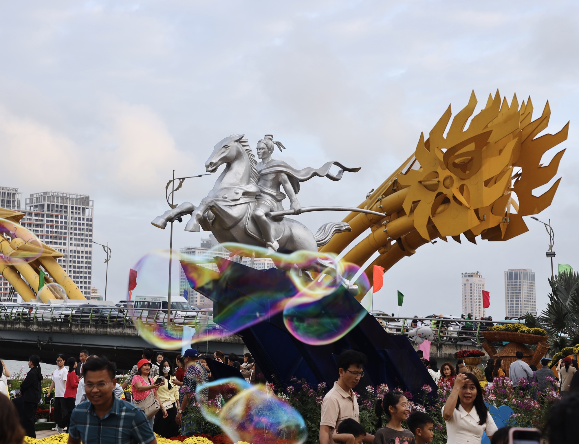 Du khách 'đổ bộ' cạnh chân cầu Rồng, mê mẩn linh vật ngựa Bính Ngọ- Ảnh 7. Du khách 'đổ bộ' cạnh chân cầu Rồng, mê mẩn linh vật ngựa Bính Ngọ- Ảnh 7.