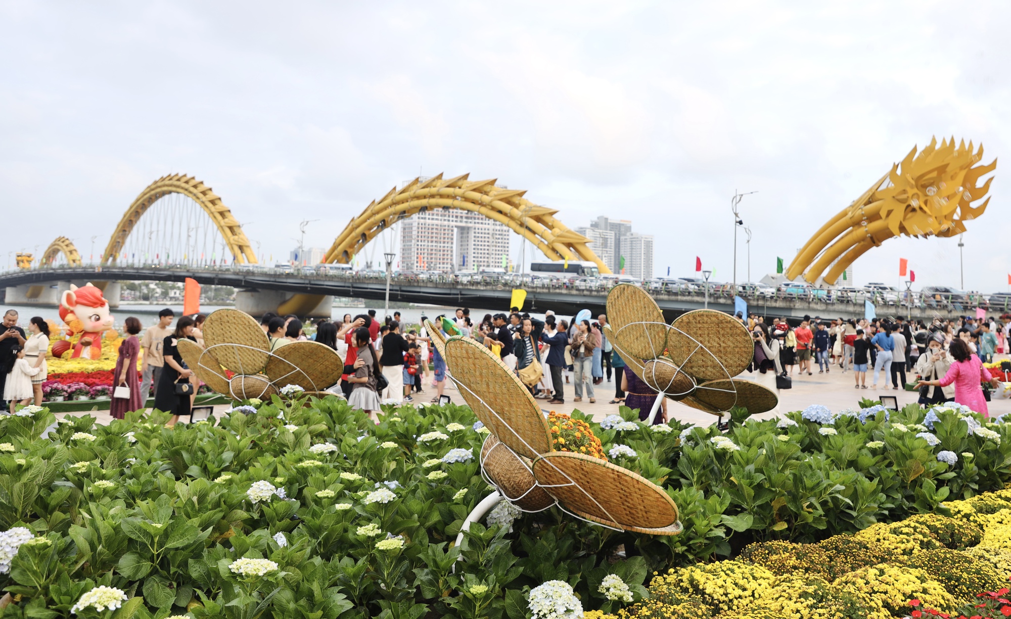 Du khách 'đổ bộ' cạnh chân cầu Rồng, mê mẩn linh vật ngựa Bính Ngọ- Ảnh 8. Du khách 'đổ bộ' cạnh chân cầu Rồng, mê mẩn linh vật ngựa Bính Ngọ- Ảnh 8.