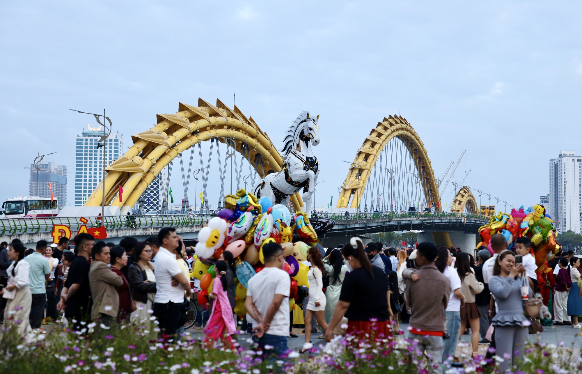 Du khách 'đổ bộ' cạnh chân cầu Rồng, mê mẩn linh vật ngựa Bính Ngọ- Ảnh 1. Du khách 'đổ bộ' cạnh chân cầu Rồng, mê mẩn linh vật ngựa Bính Ngọ- Ảnh 1.