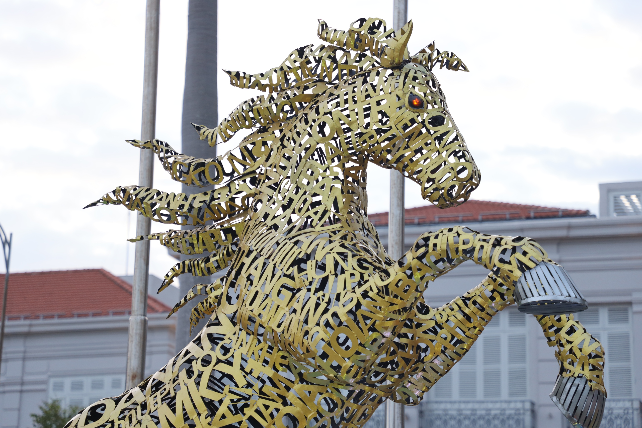 Du khách 'đổ bộ' cạnh chân cầu Rồng, mê mẩn linh vật ngựa Bính Ngọ- Ảnh 9. Du khách 'đổ bộ' cạnh chân cầu Rồng, mê mẩn linh vật ngựa Bính Ngọ- Ảnh 9.