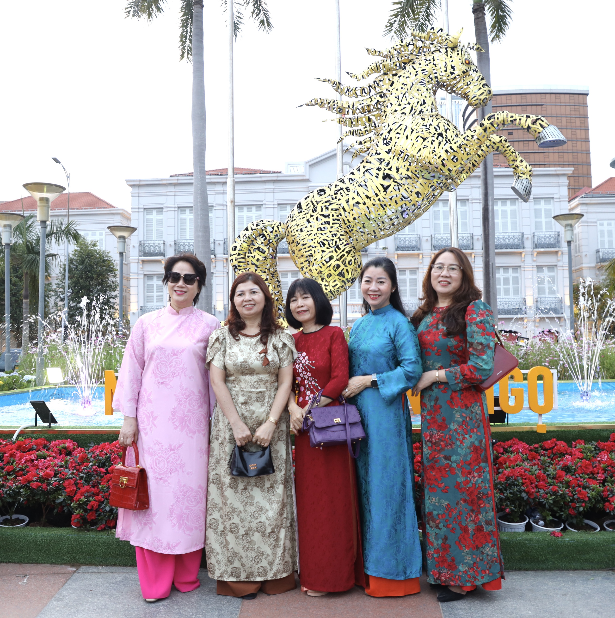 Du khách 'đổ bộ' cạnh chân cầu Rồng, mê mẩn linh vật ngựa Bính Ngọ- Ảnh 11. Du khách 'đổ bộ' cạnh chân cầu Rồng, mê mẩn linh vật ngựa Bính Ngọ- Ảnh 11.