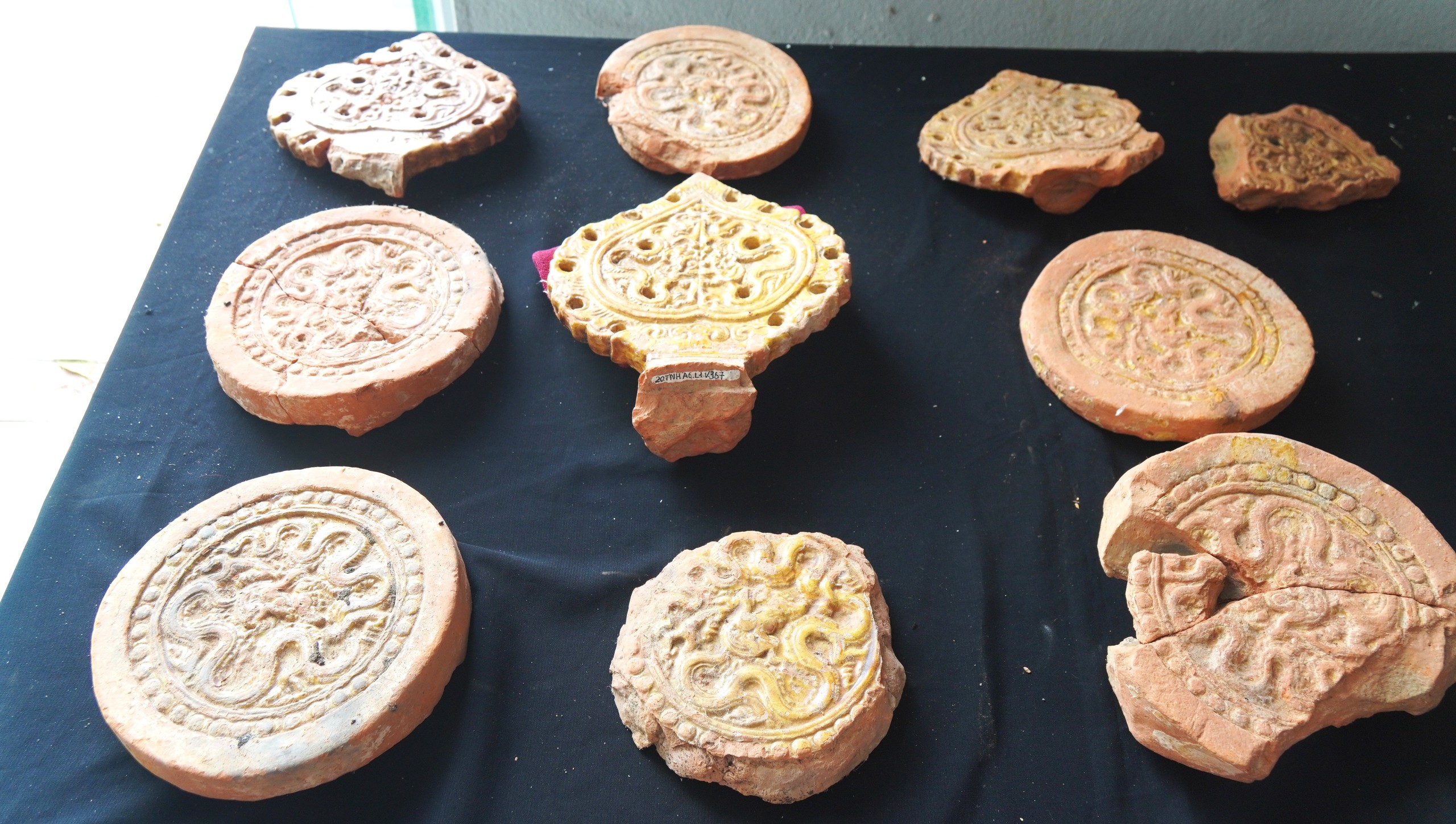 Ph&aacute;t hiện nhiều di vật tr&aacute;ng men bằng v&agrave;ng ở di sản Th&agrave;nh nh&agrave; Hồ - Ảnh 2.