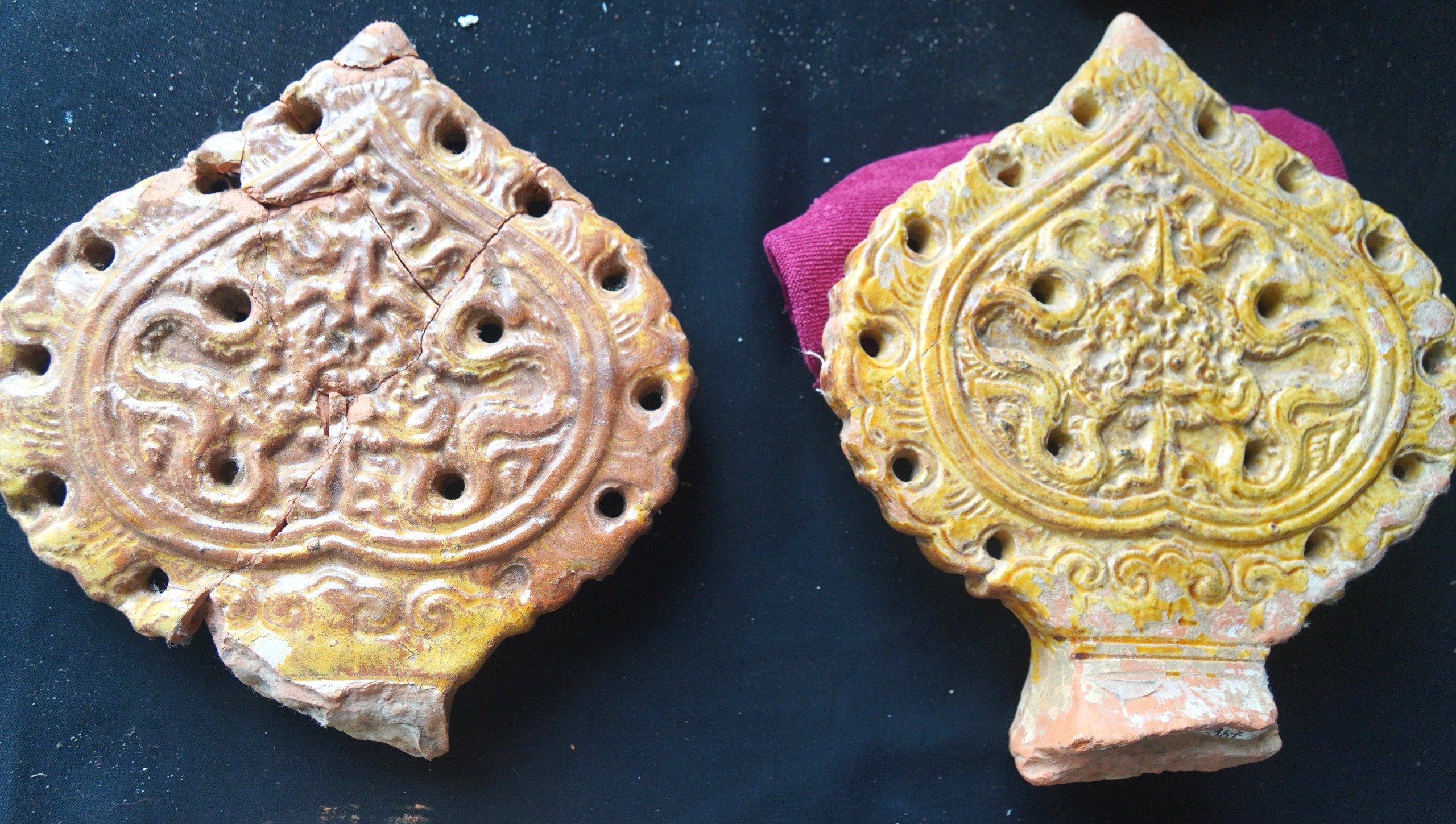 Ph&aacute;t hiện nhiều di vật tr&aacute;ng men bằng v&agrave;ng ở di sản Th&agrave;nh nh&agrave; Hồ - Ảnh 6.