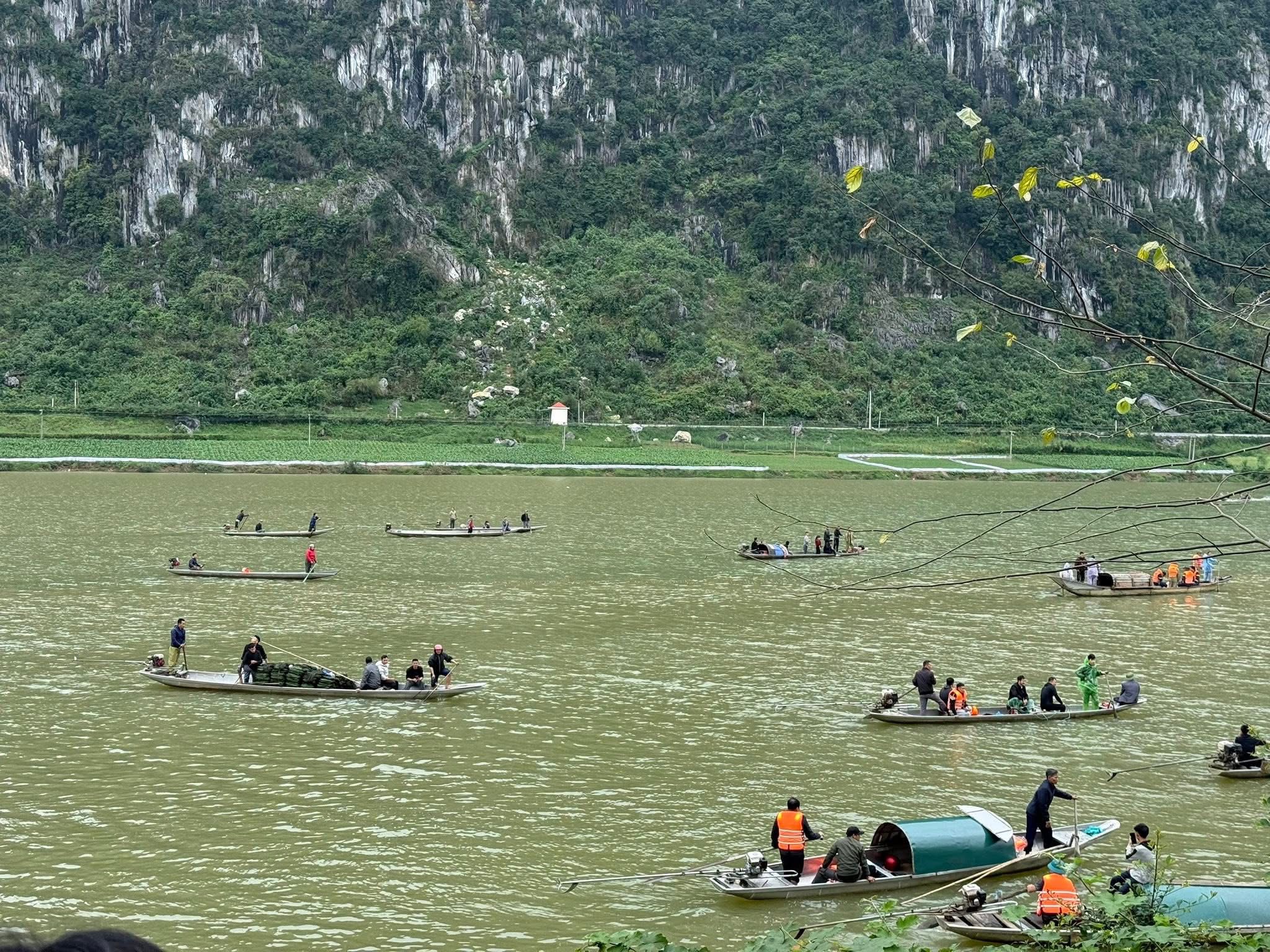 Hàng trăm người xuyên đêm tìm 2 nạn nhân mất tích vụ chìm thuyền trên sông Gianh- Ảnh 1.