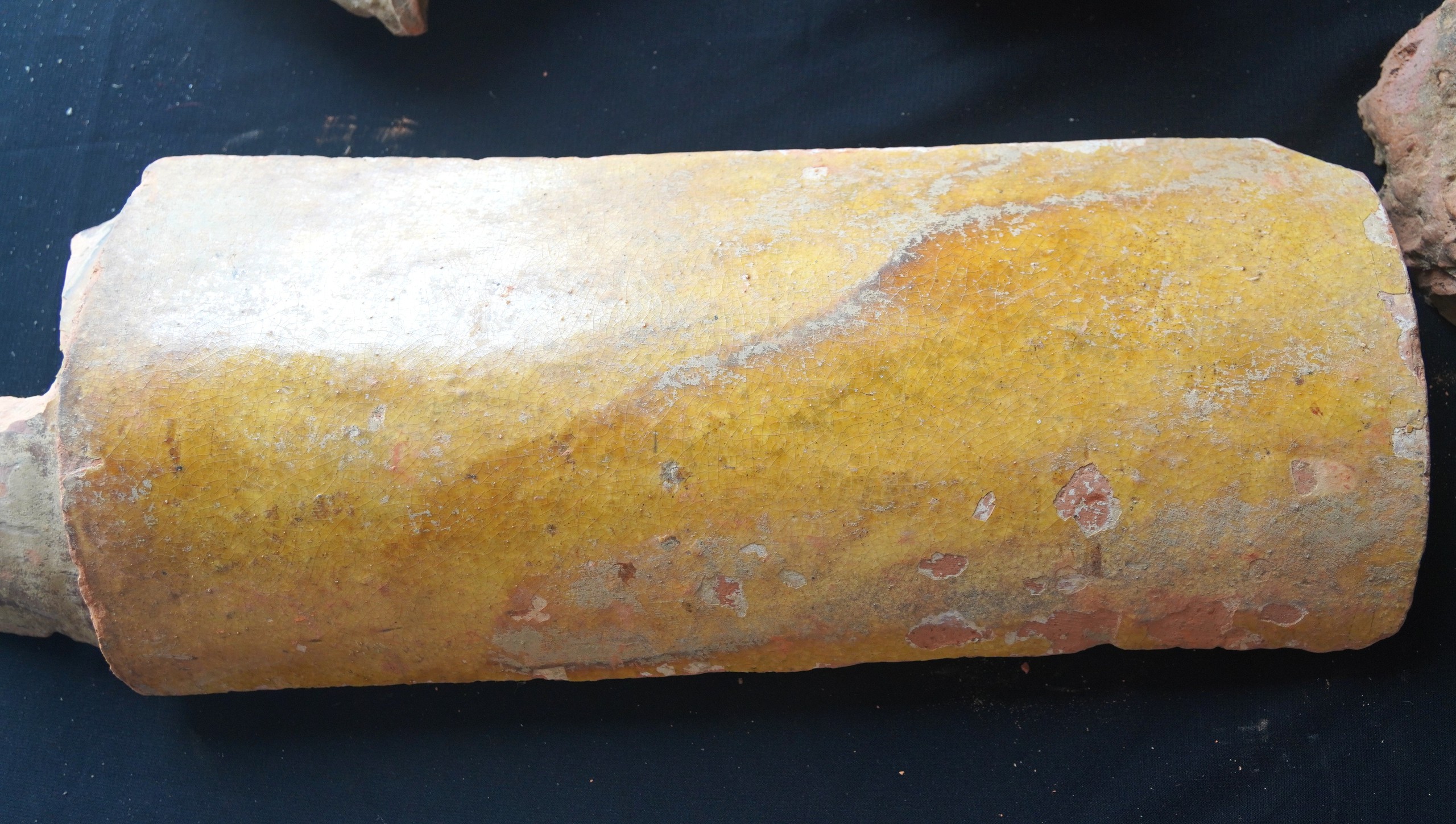 Ph&aacute;t hiện nhiều di vật tr&aacute;ng men bằng v&agrave;ng ở di sản Th&agrave;nh nh&agrave; Hồ - Ảnh 5.