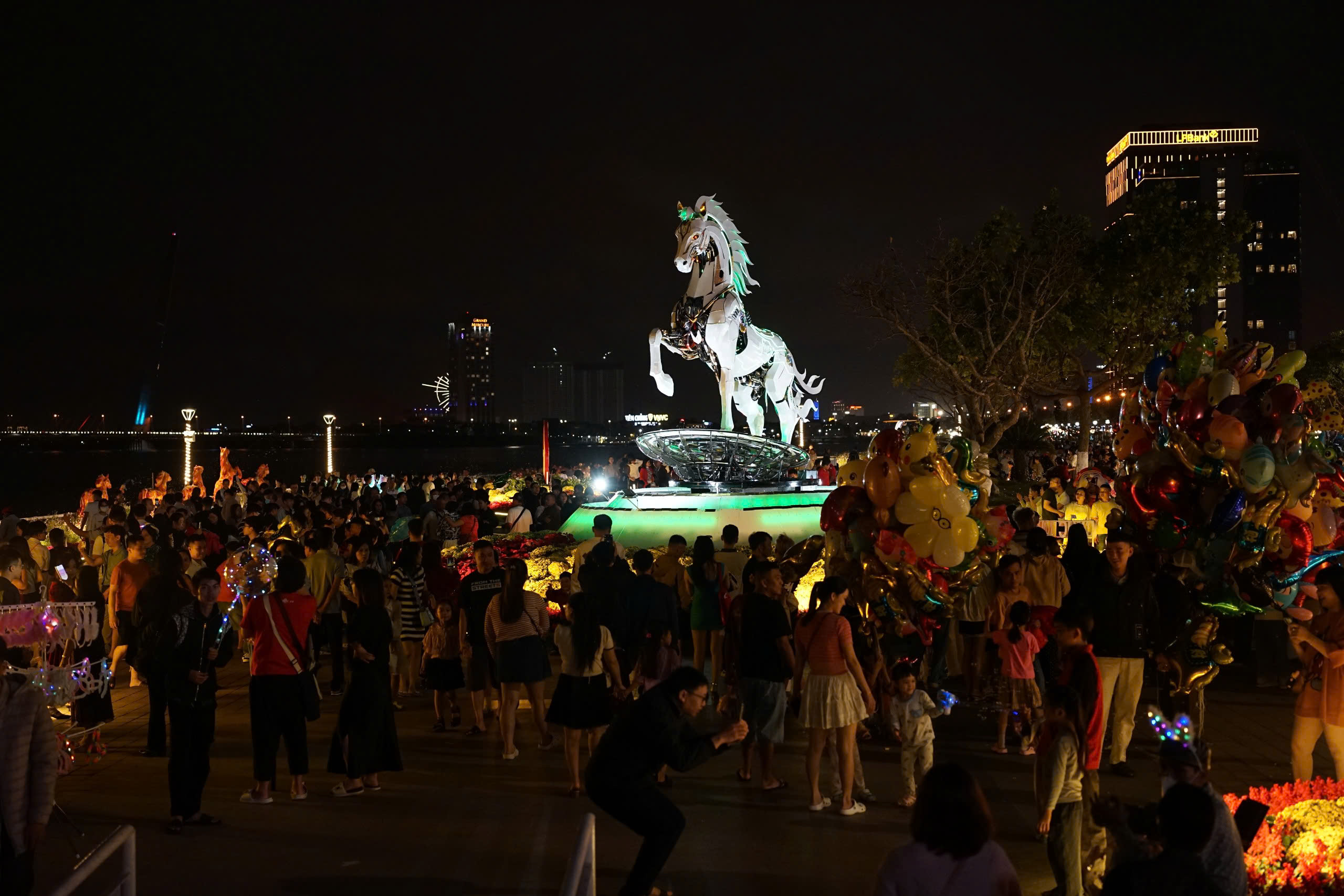 Du khách 'đổ bộ' cạnh chân cầu Rồng, mê mẩn linh vật ngựa Bính Ngọ- Ảnh 6. Du khách 'đổ bộ' cạnh chân cầu Rồng, mê mẩn linh vật ngựa Bính Ngọ- Ảnh 6.