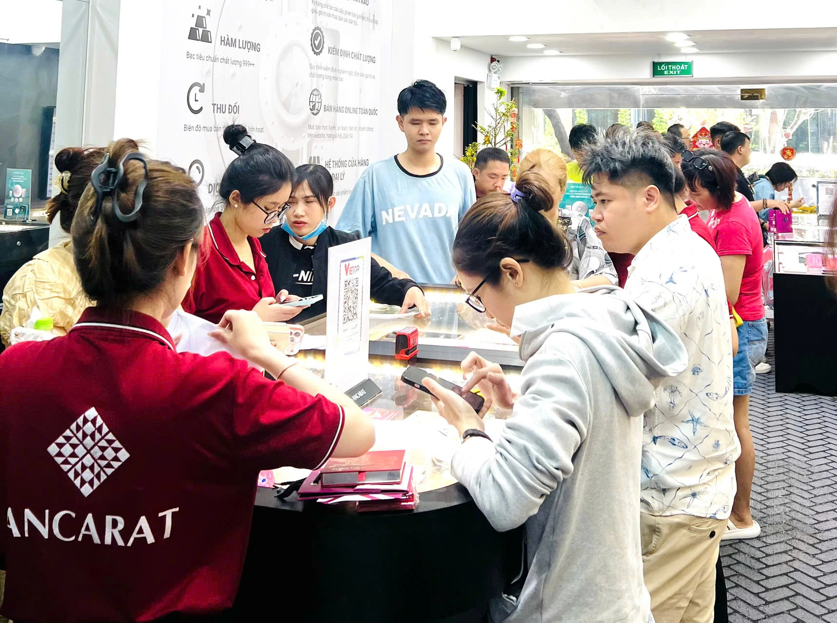 Giá bạc hơn 80 triệu đồng/kg, hàng chục cửa hàng mở cửa trở lại- Ảnh 1.