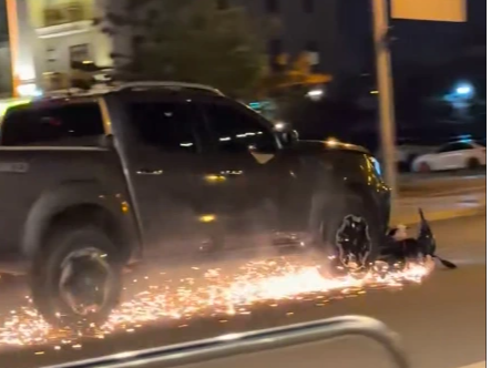 Ô tô tông chết người và kéo lê xe máy dài cả cây số ở Phan Thiết - Ảnh 3.