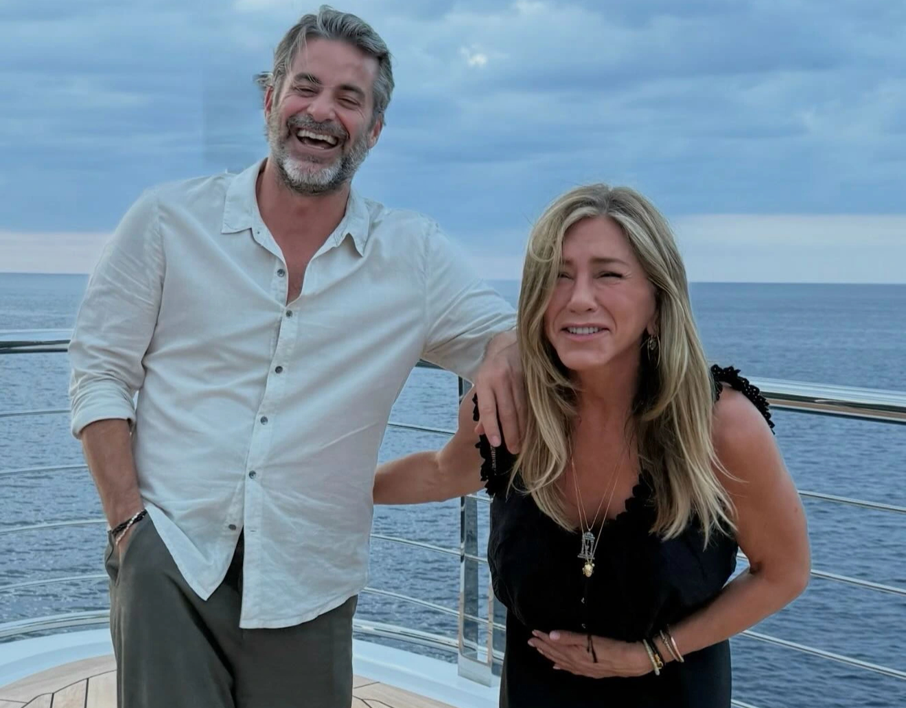 Bạn trai kém tuổi kể 'góc khuất' khi yêu Jennifer Aniston - Ảnh 1.