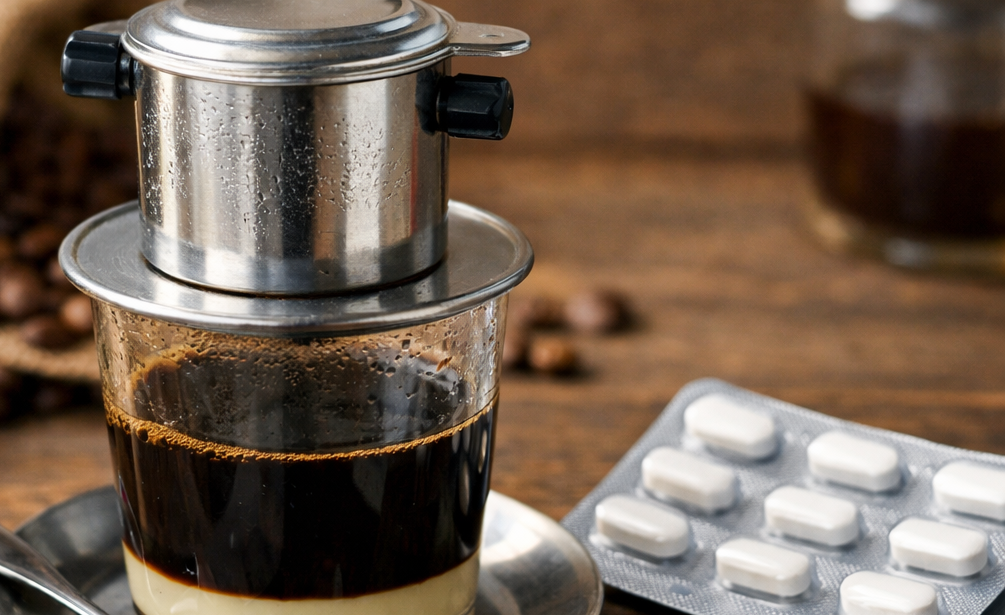 Bác sĩ 24/7: Có nên uống cà phê đặc hay paracetamol sau khi say rượu? - Ảnh 1.