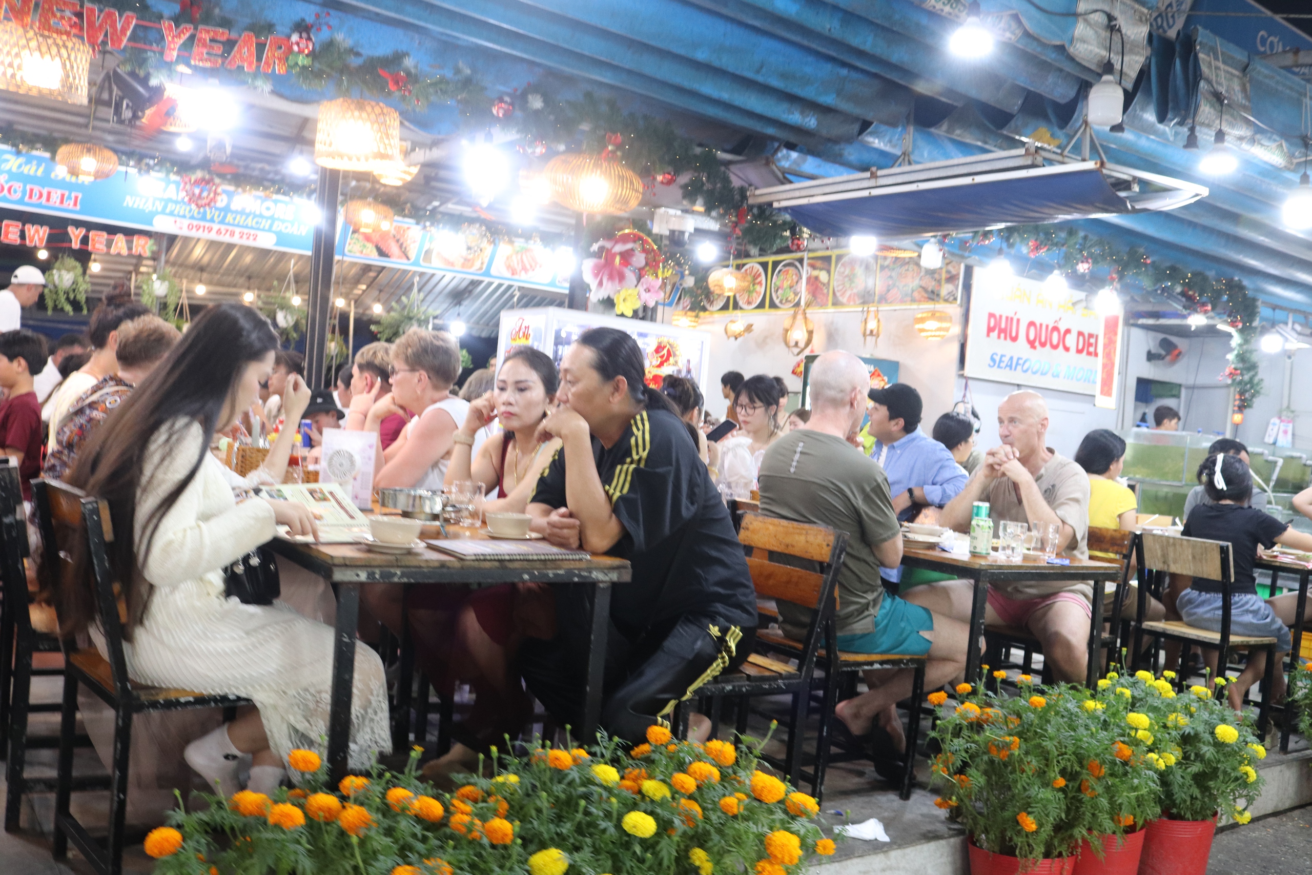 Tết Bính Ngọ 2026: Chợ đêm Phú Quốc náo nhiệt, thu  hút du khách đông 'khủng'- Ảnh 3.