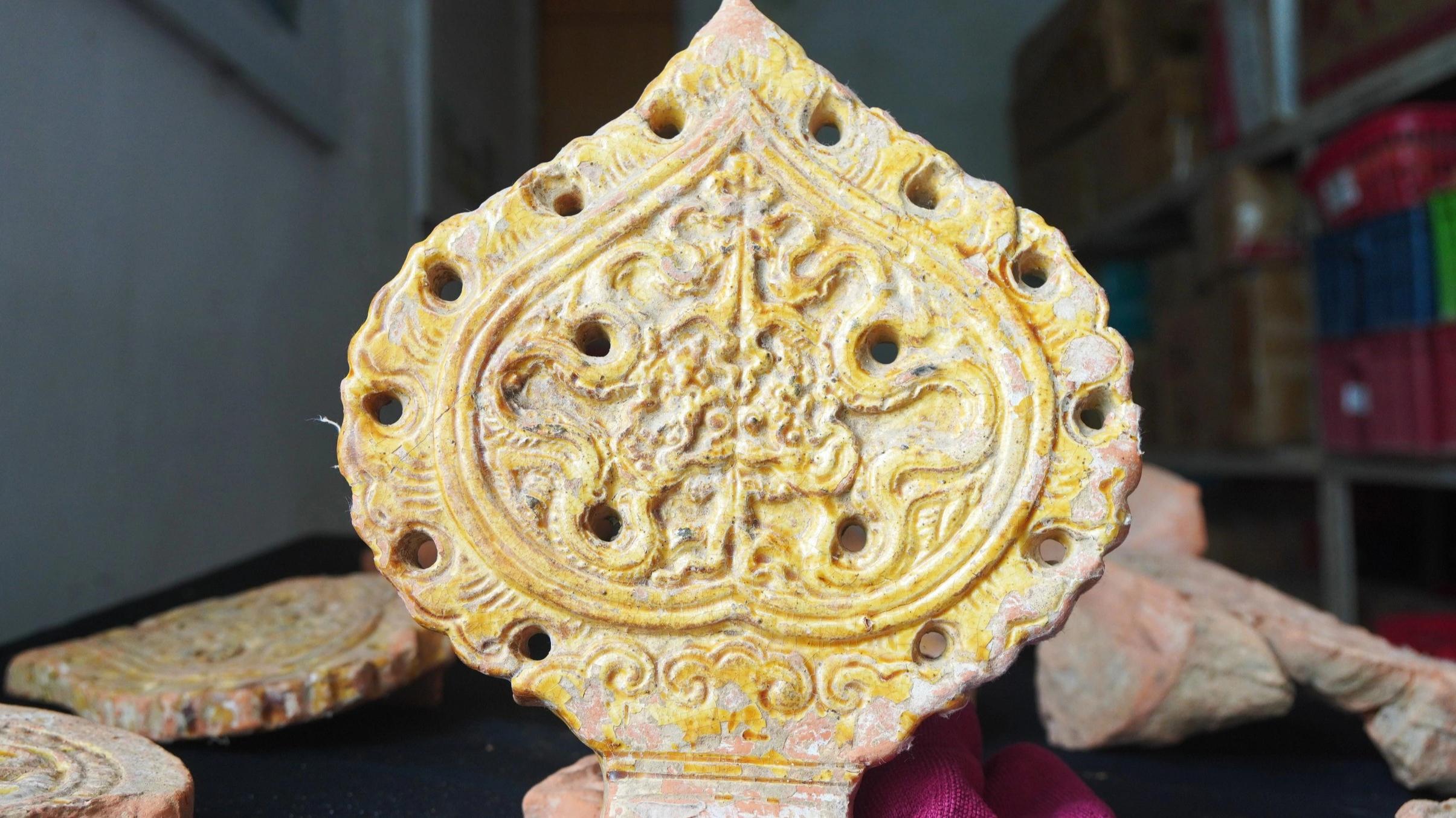 Ph&aacute;t hiện nhiều di vật tr&aacute;ng men bằng v&agrave;ng ở di sản Th&agrave;nh nh&agrave; Hồ - Ảnh 1.