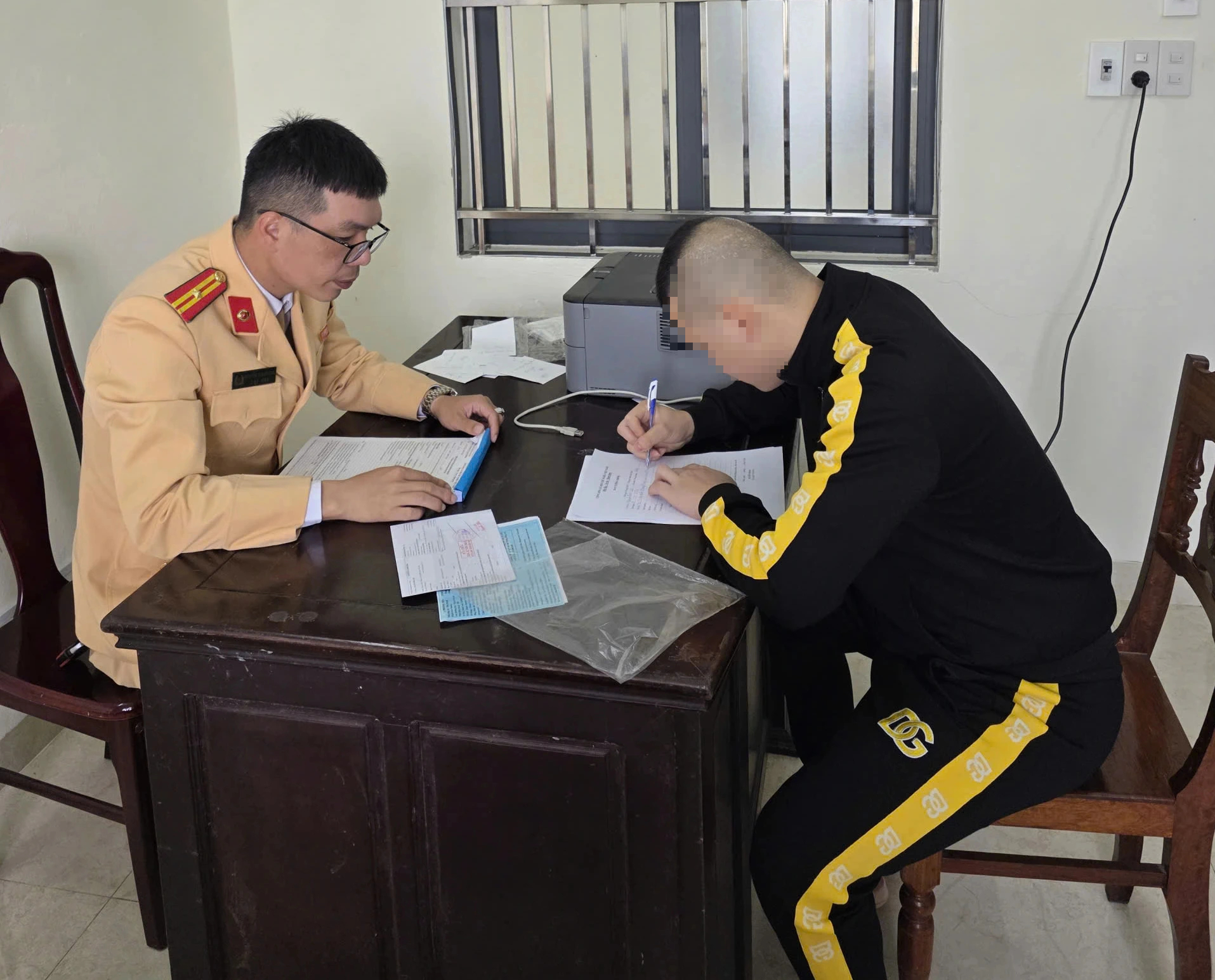 Công an TP.Huế xuyên đêm tuần tra, giữ bình yên cho người dân trong dịp tết- Ảnh 2.