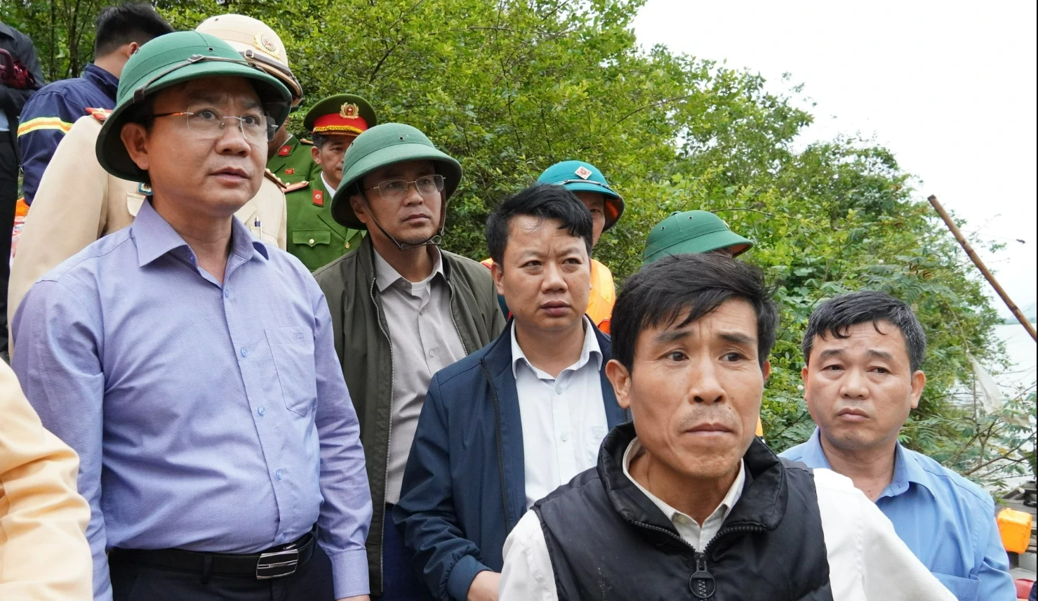 Hàng trăm người xuyên đêm tìm 2 nạn nhân mất tích vụ chìm thuyền trên sông Gianh- Ảnh 4.