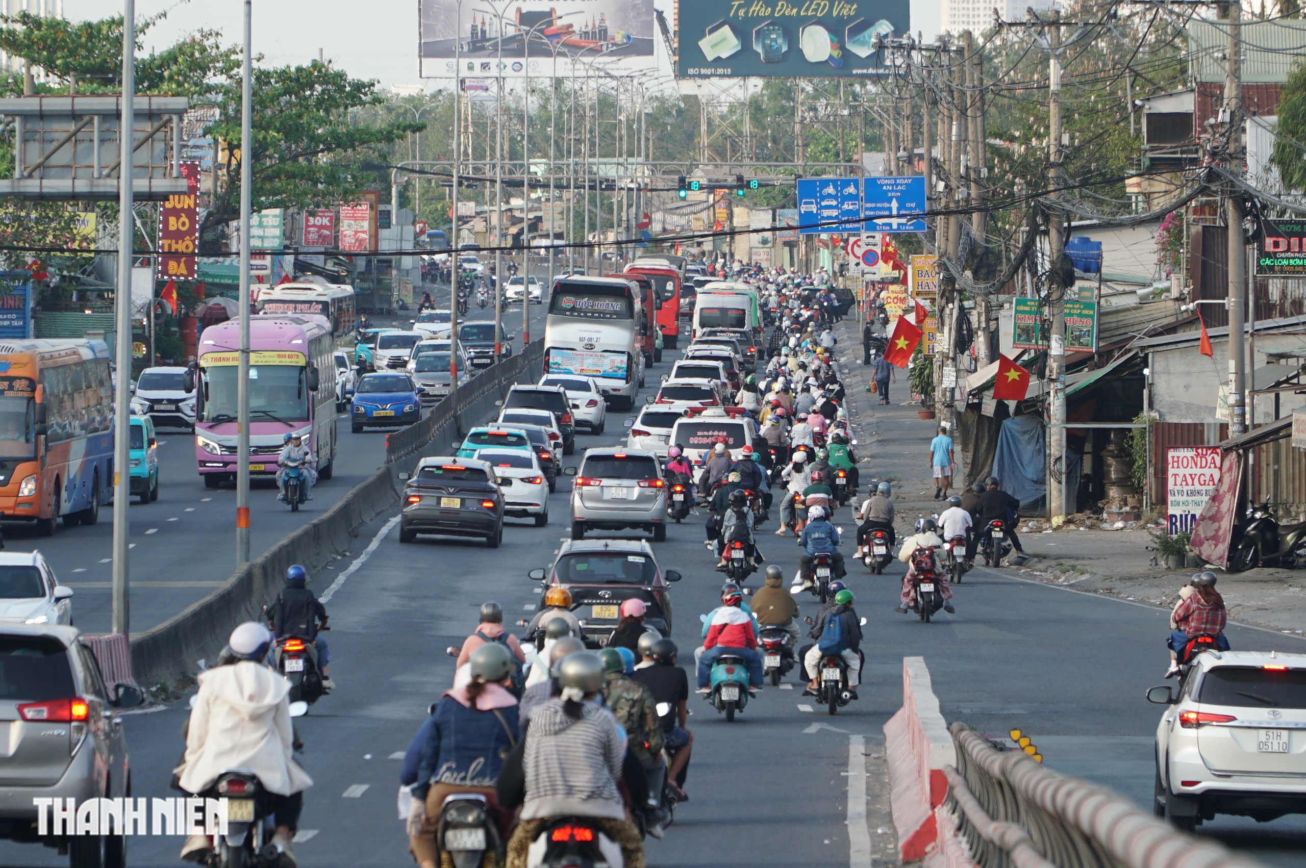 Chiều m&ugrave;ng 4 tết, quốc lộ 1 đ&ocirc;ng nghẹt người c&aacute;c tỉnh miền T&acirc;y trở lại TP.HCM - Ảnh 9.