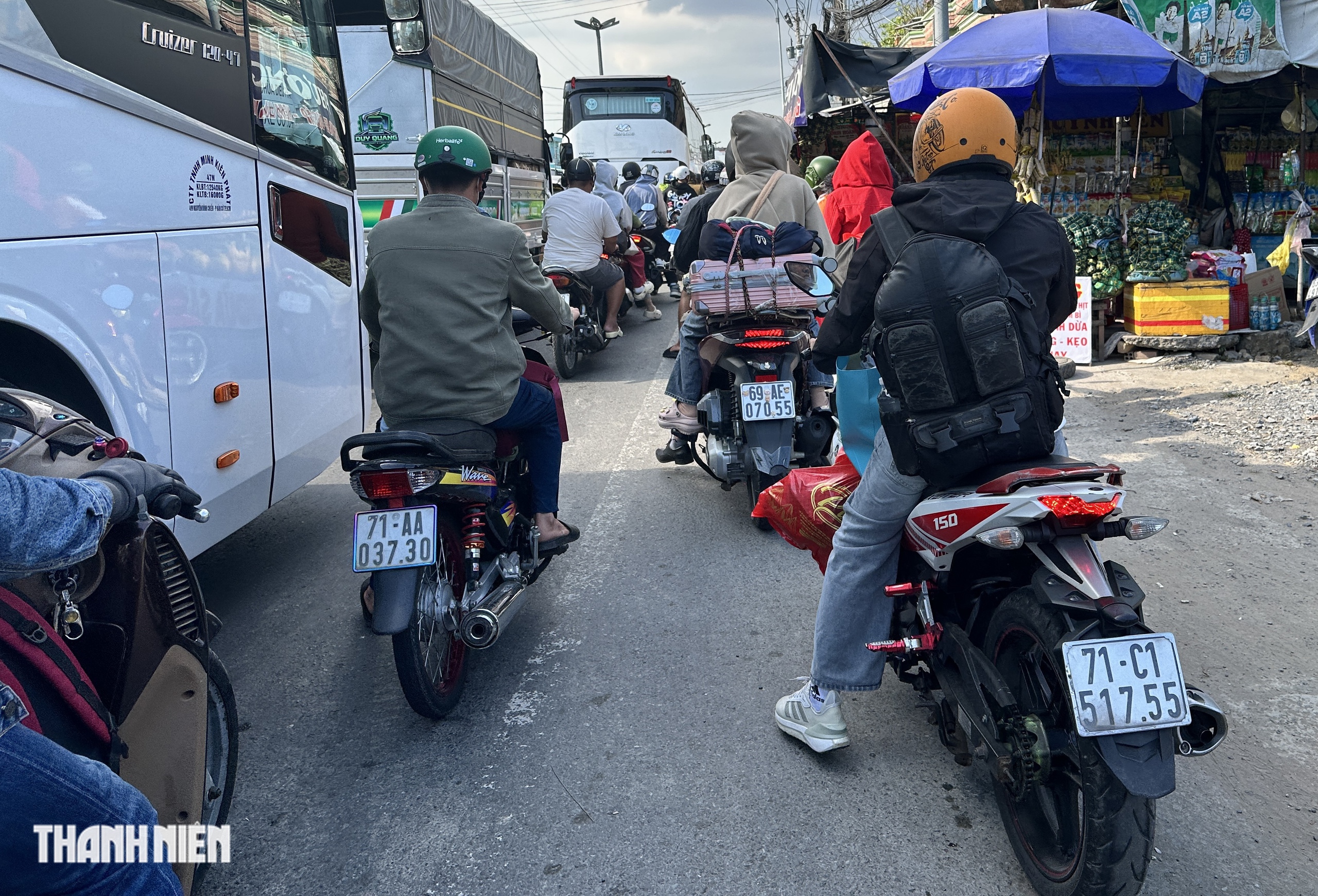 Chiều m&ugrave;ng 4 tết, quốc lộ 1 đ&ocirc;ng nghẹt người c&aacute;c tỉnh miền T&acirc;y trở lại TP.HCM - Ảnh 4.