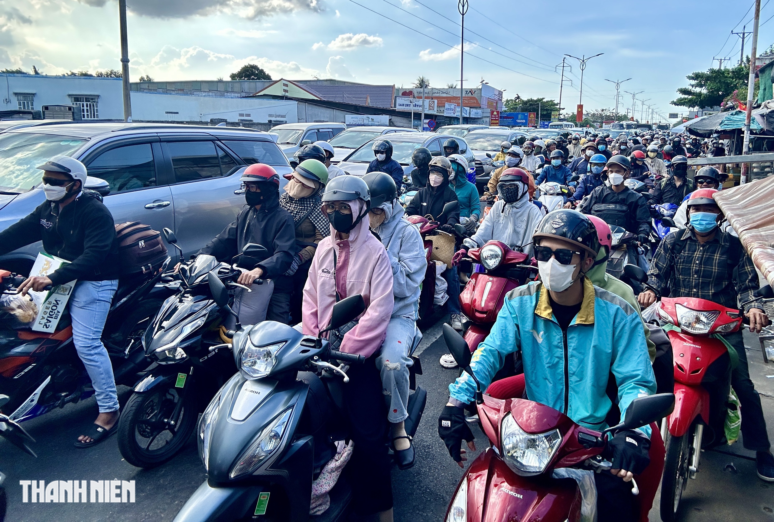 Chiều m&ugrave;ng 4 tết, quốc lộ 1 đ&ocirc;ng nghẹt người c&aacute;c tỉnh miền T&acirc;y trở lại TP.HCM - Ảnh 3.