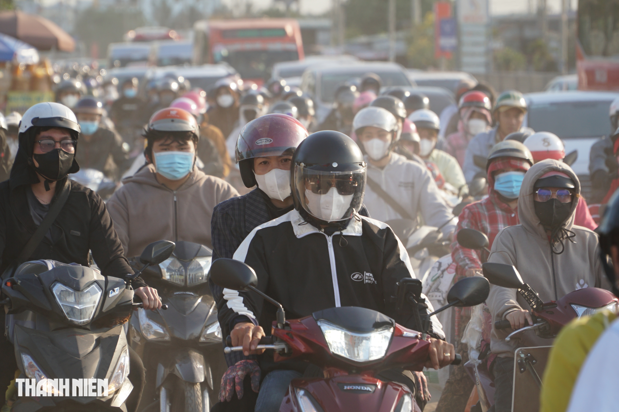 Chiều m&ugrave;ng 4 tết, quốc lộ 1 đ&ocirc;ng nghẹt người c&aacute;c tỉnh miền T&acirc;y trở lại TP.HCM - Ảnh 6.