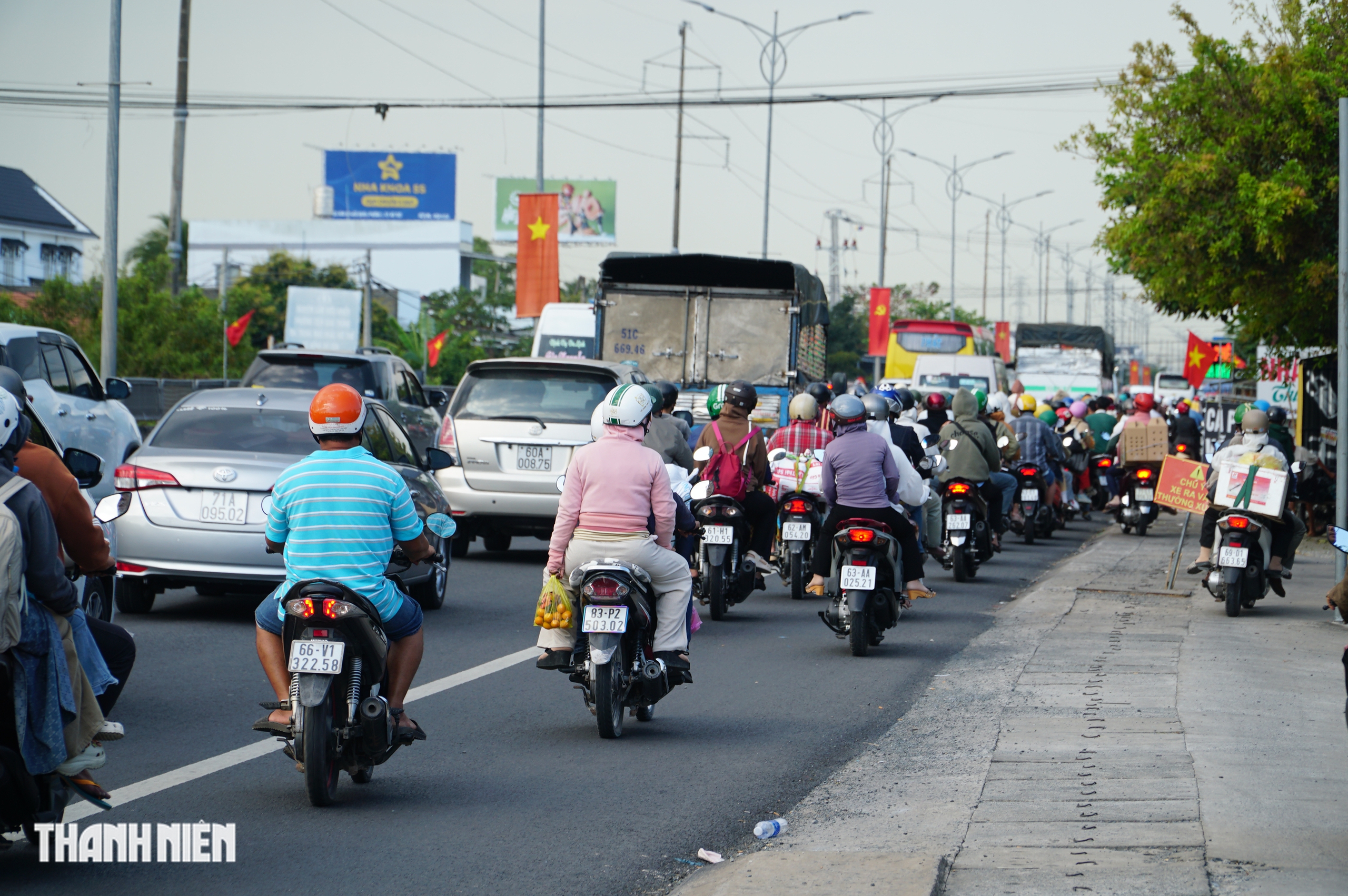 Chiều m&ugrave;ng 4 tết, quốc lộ 1 đ&ocirc;ng nghẹt người c&aacute;c tỉnh miền T&acirc;y trở lại TP.HCM - Ảnh 2.