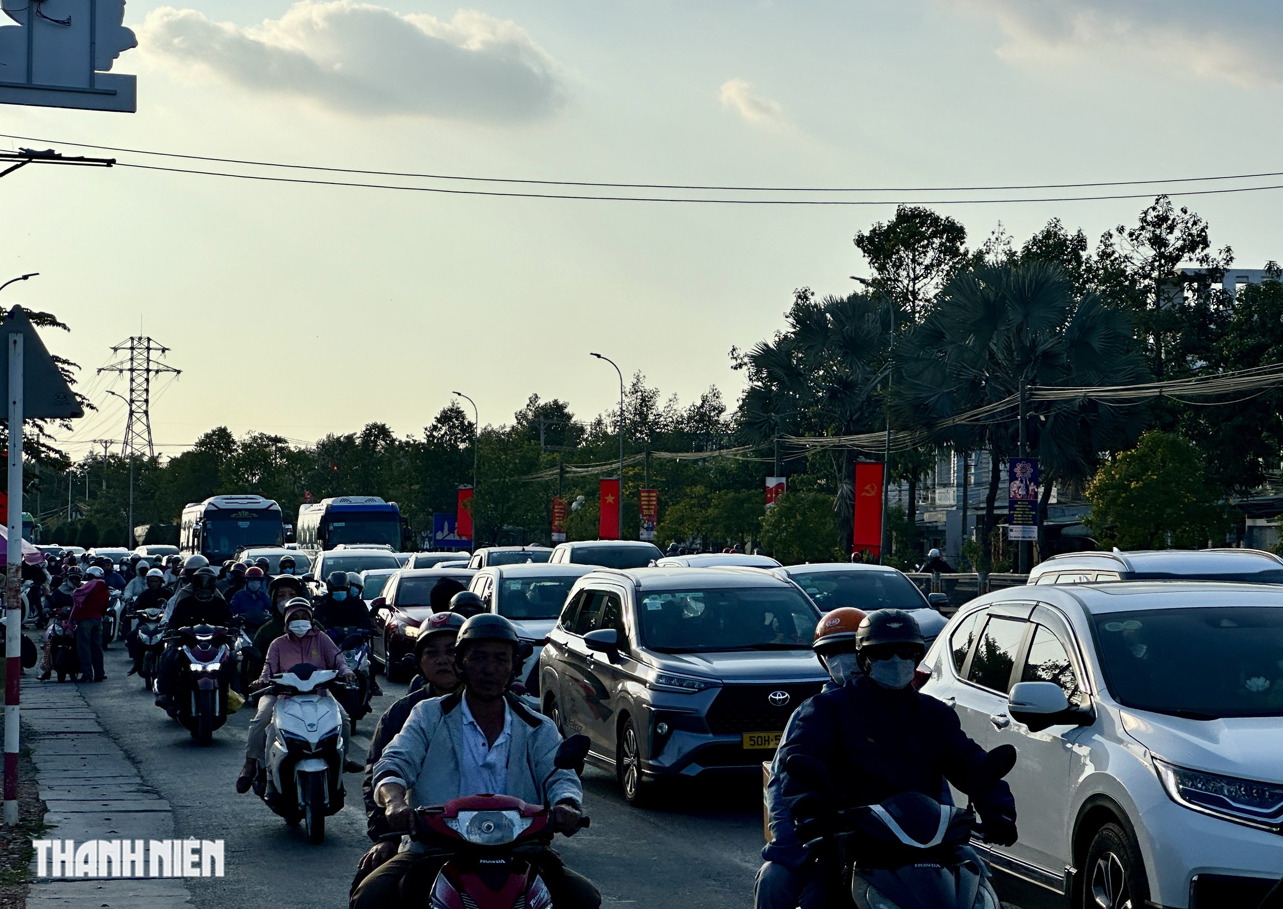 Chiều m&ugrave;ng 4 tết, quốc lộ 1 đ&ocirc;ng nghẹt người c&aacute;c tỉnh miền T&acirc;y trở lại TP.HCM - Ảnh 8.