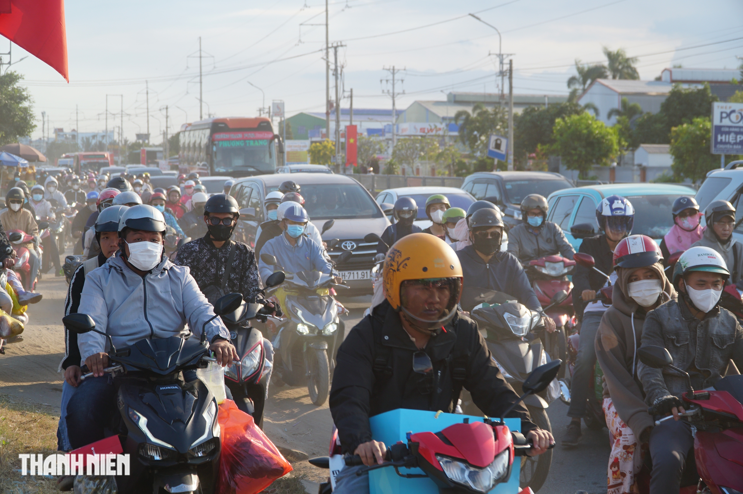 Chiều m&ugrave;ng 4 tết, quốc lộ 1 đ&ocirc;ng nghẹt người c&aacute;c tỉnh miền T&acirc;y trở lại TP.HCM - Ảnh 5.