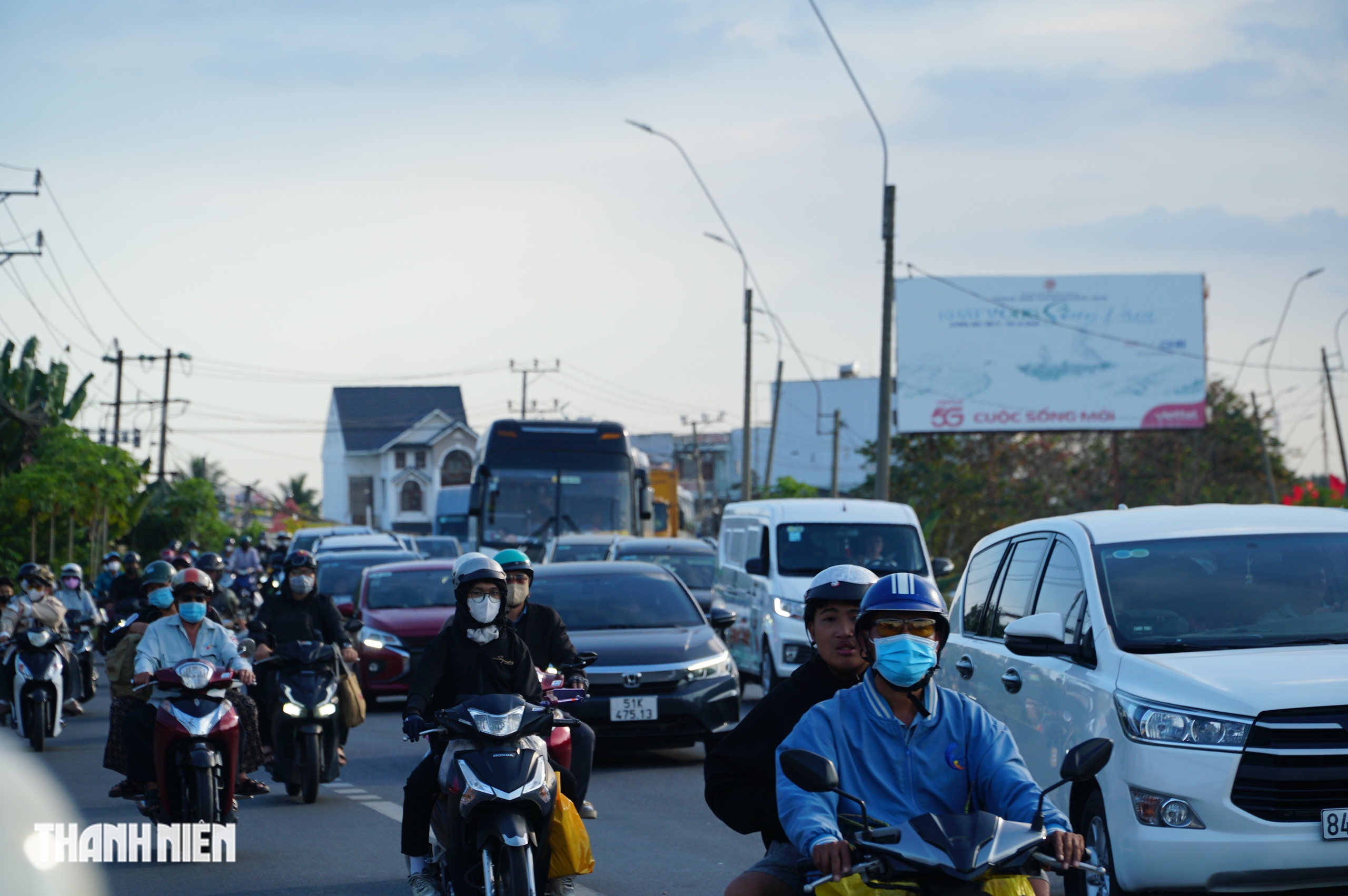 Chiều m&ugrave;ng 4 tết, quốc lộ 1 đ&ocirc;ng nghẹt người c&aacute;c tỉnh miền T&acirc;y trở lại TP.HCM - Ảnh 7.