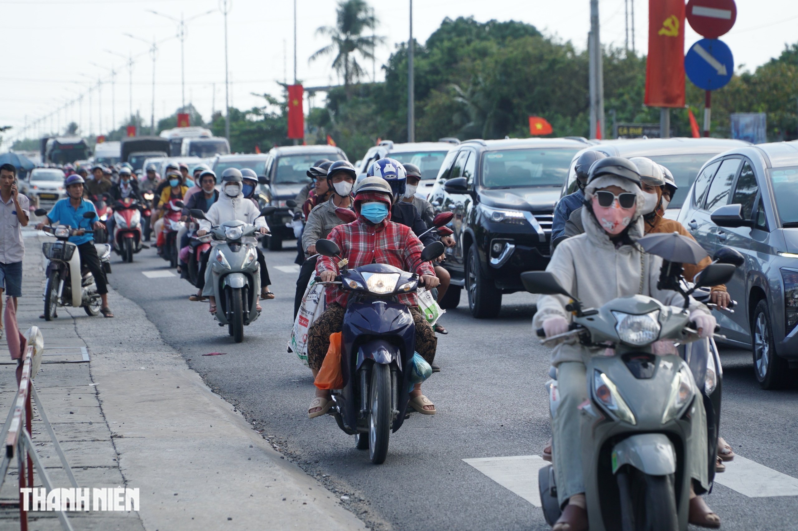 Chiều m&ugrave;ng 4 tết, quốc lộ 1 đ&ocirc;ng nghẹt người c&aacute;c tỉnh miền T&acirc;y trở lại TP.HCM - Ảnh 1.
