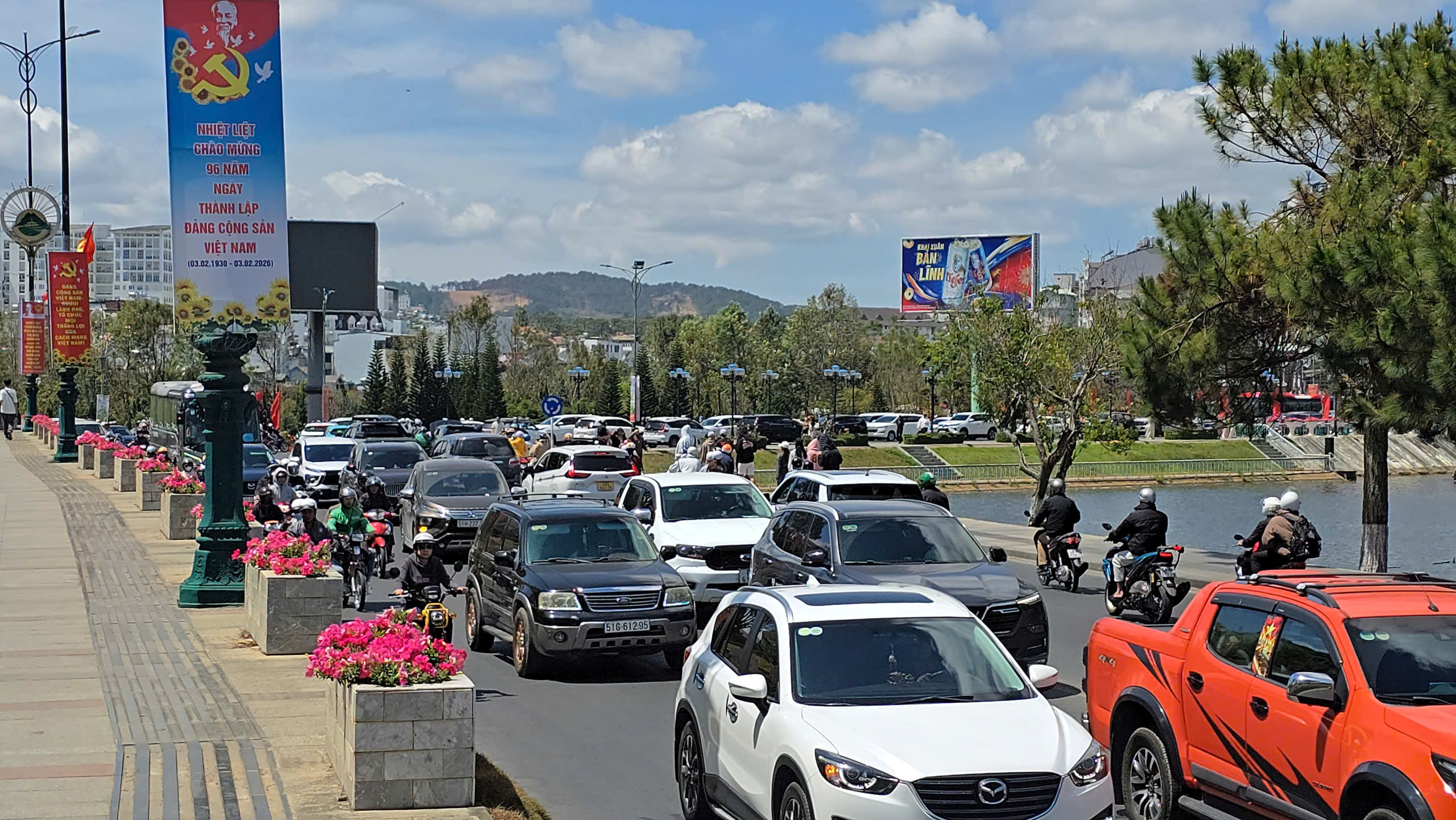 Đà Lạt 'cháy phòng' dịp Tết Bính Ngọ 2026 - Ảnh 1.