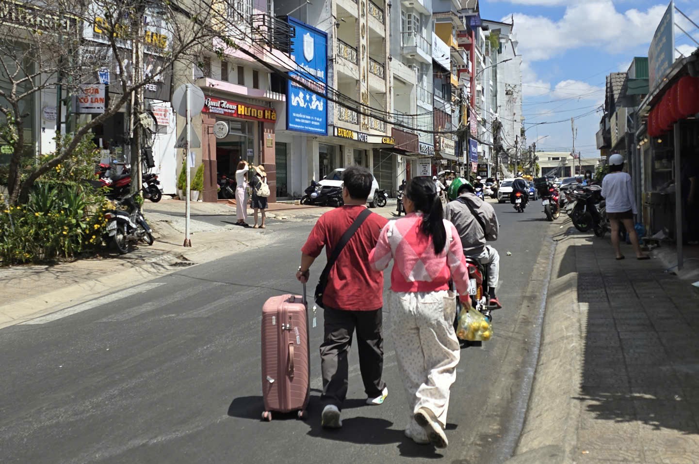 Khách du xuân nườm nượp tại Đà Lạt , phòng nghỉ cháy dịp Tết Bính Ngọ 2026 - Ảnh 3.