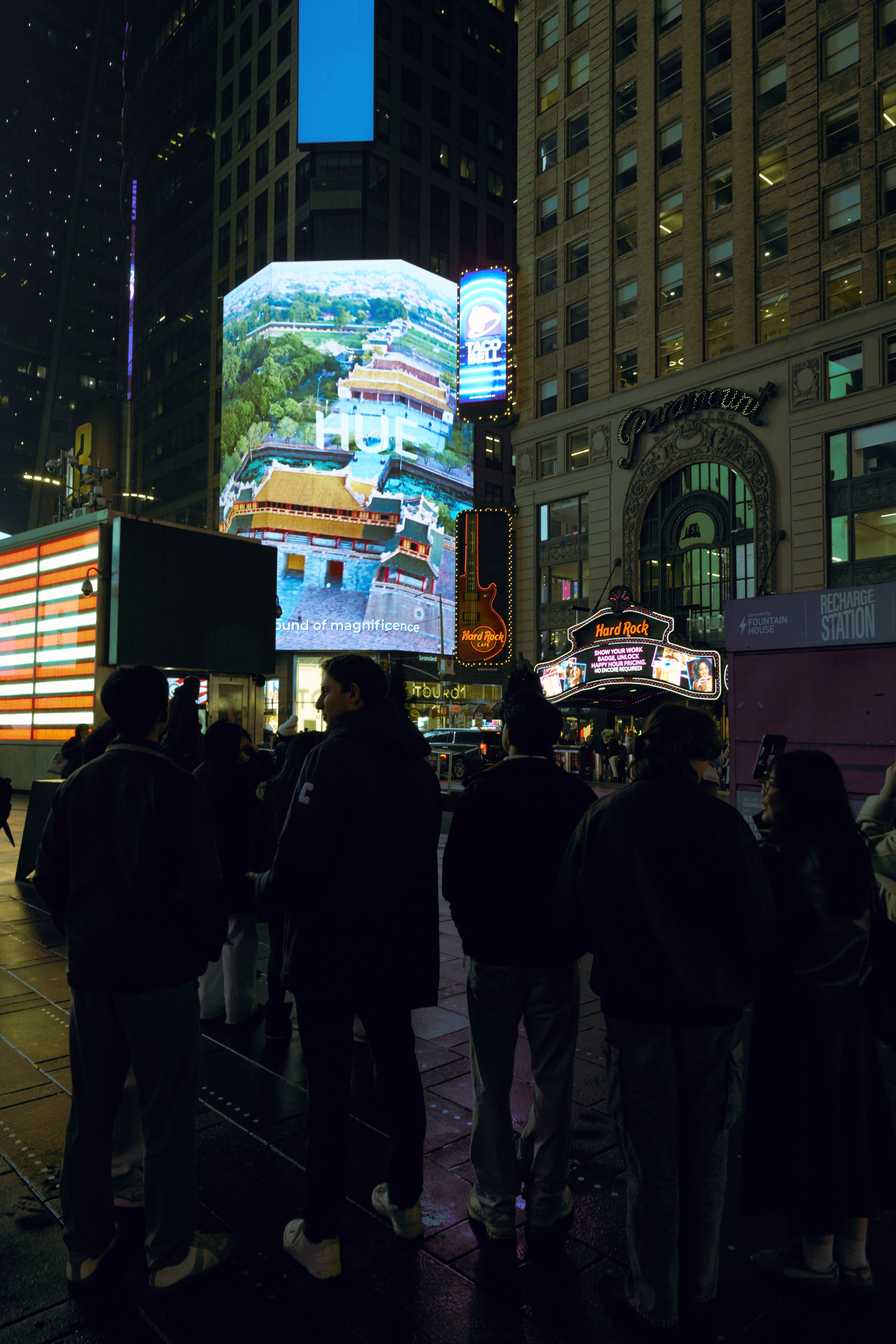 Tự h&agrave;o h&igrave;nh ảnh Việt Nam tỏa s&aacute;ng giữa giao lộ sầm uất nhất thế giới- Ảnh 4.