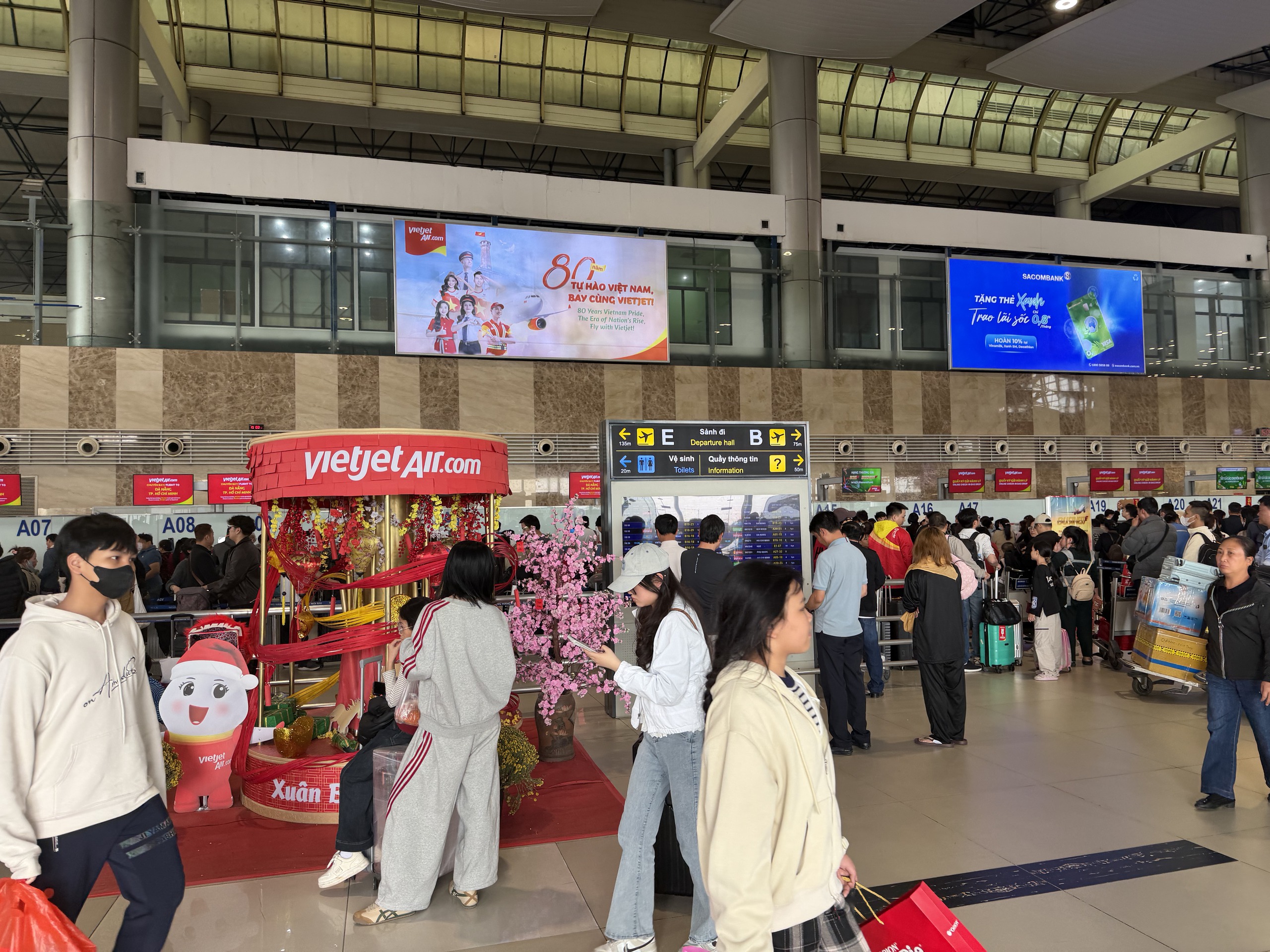 Sân bay Nội Bài đông nghẹt chiều mùng 4 tết với hàng ngàn hành khách - Ảnh 7.