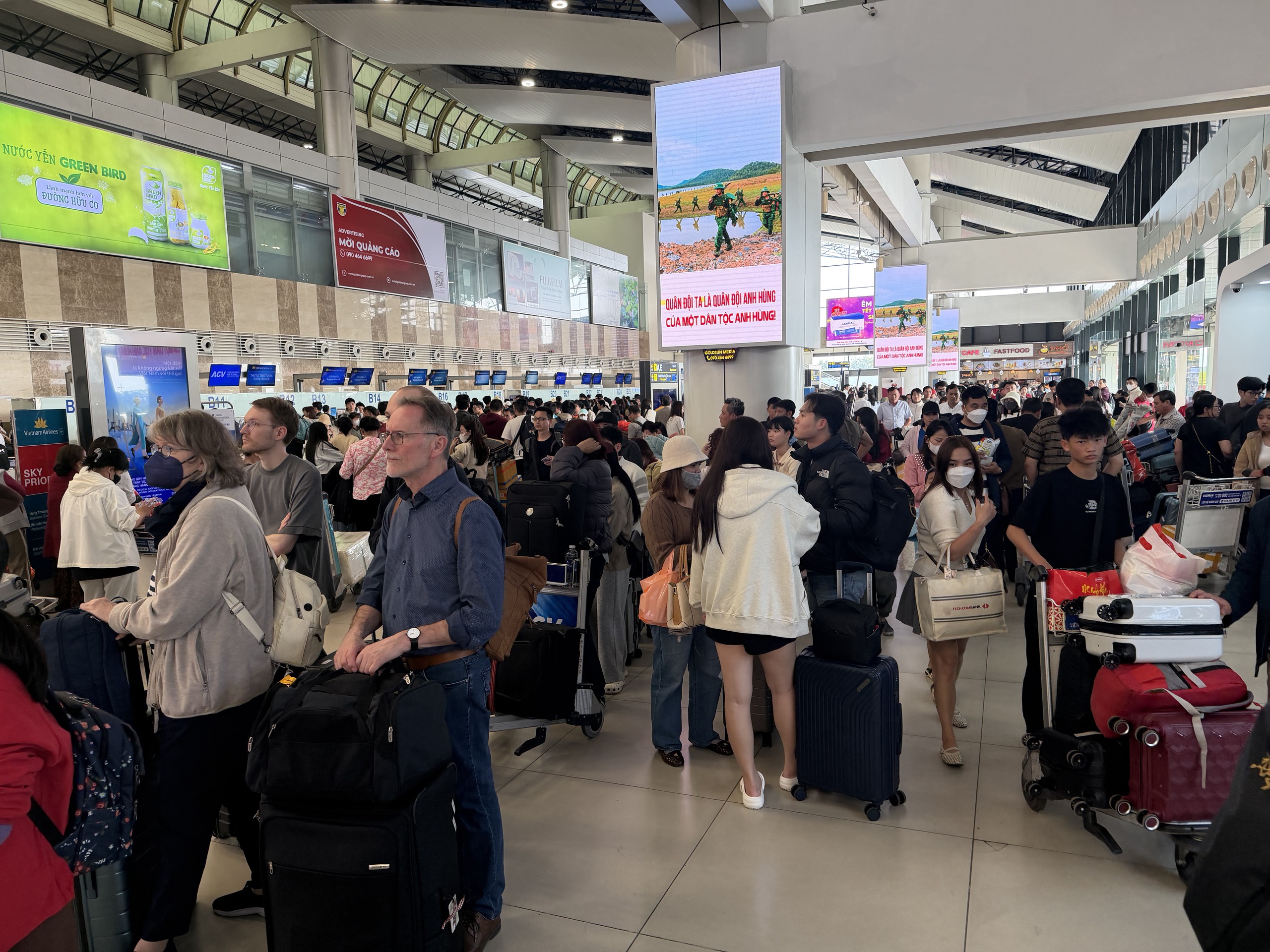 Sân bay Nội Bài đông nghẹt chiều mùng 4 tết với hàng ngàn hành khách - Ảnh 4.
